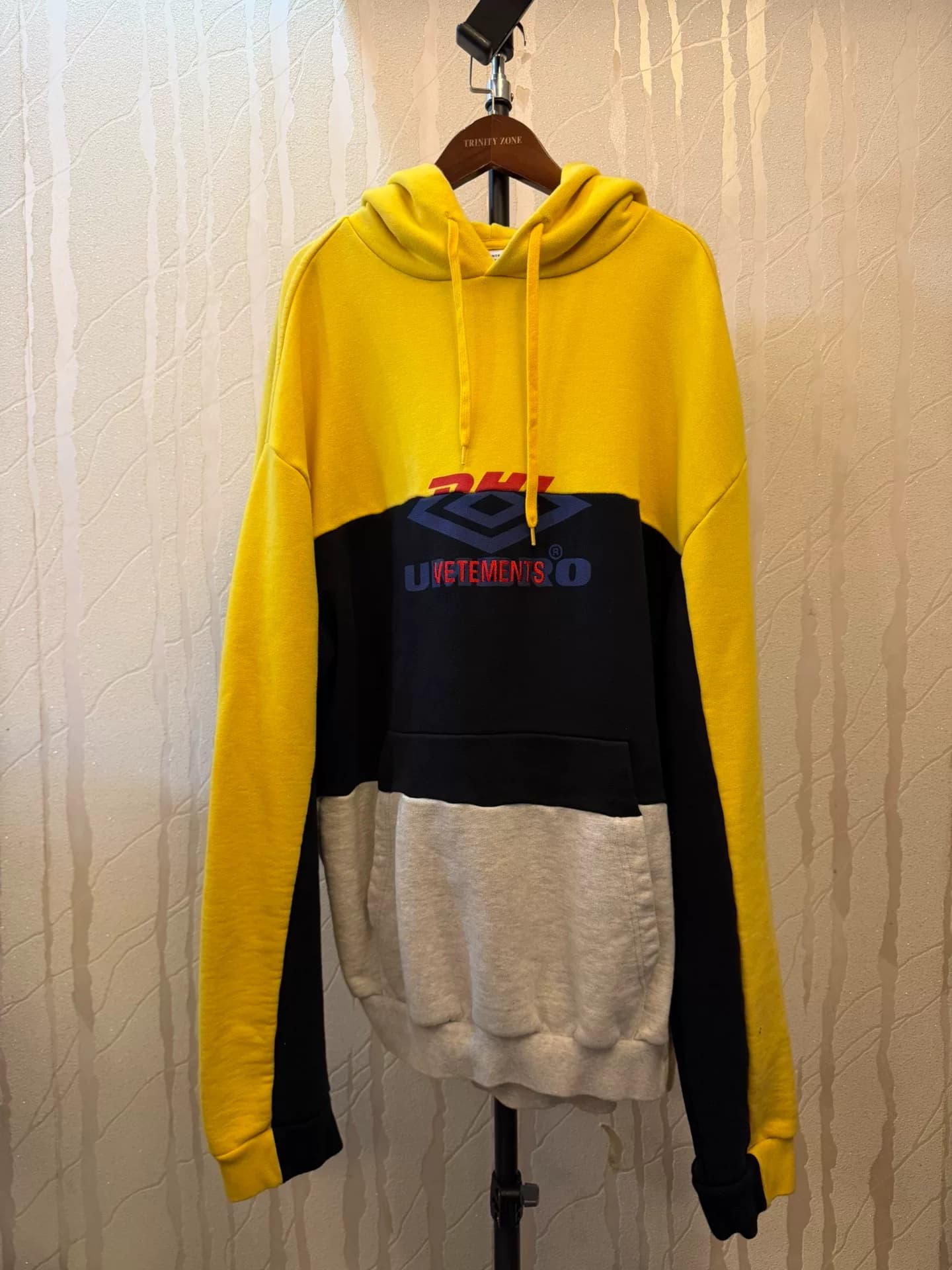 Трехсторонняя совместная толстовка Vetements x Umbro x DHL