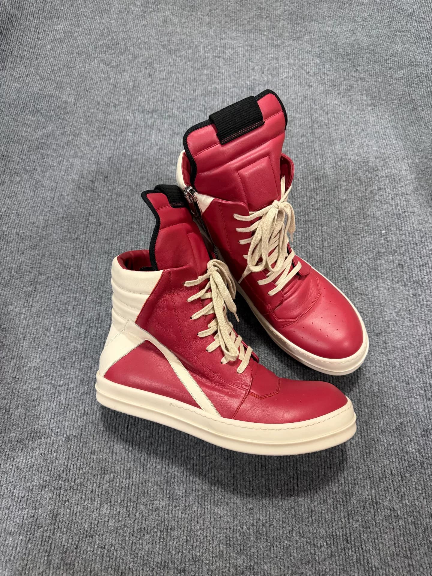 новая линия rickowens inverted triangle из красной воловьей кожи с высоким верхом main line ro в настоящее время представлена