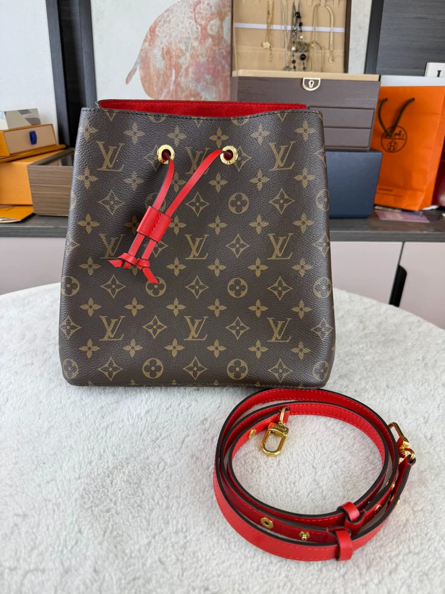 Красная сумка-ковш LV Louis Vuitton+NeoNoé, с кодировкой.Классическая пресбиопия с красной отделкой