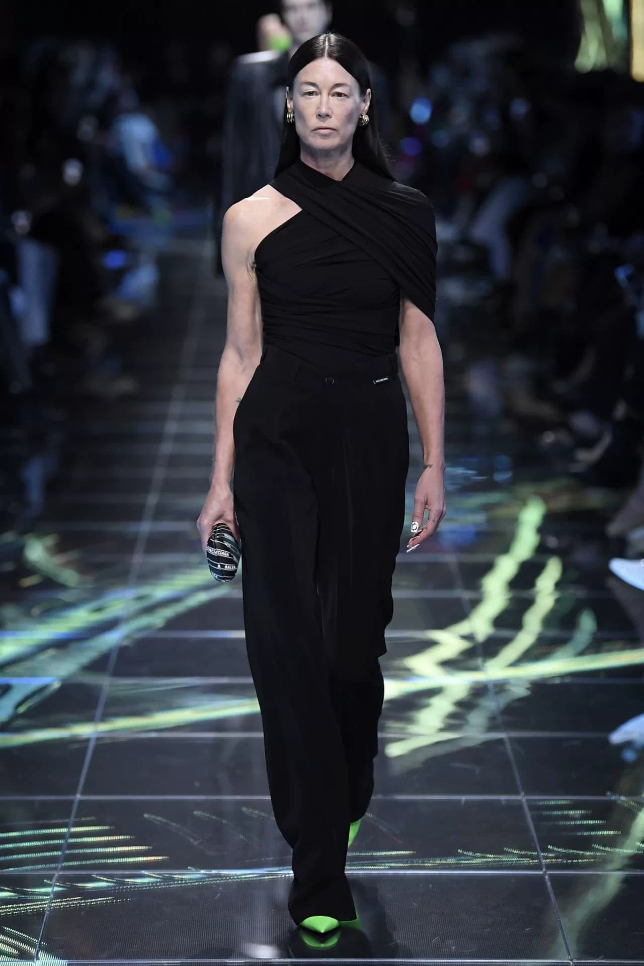 Черный топ Balenciaga с короткими рукавами и диагональными плечами от Balenciaga|Balenciaga