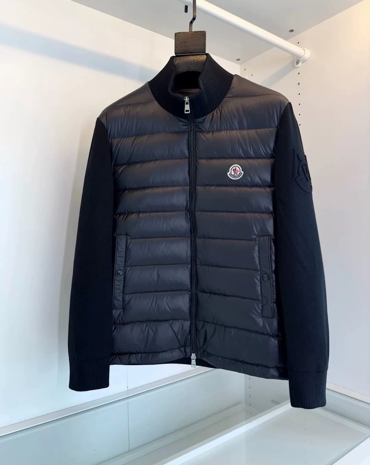 Пуховик Moncler Moncler с отстроченным воротником-стойкой и капюшоном на молнии