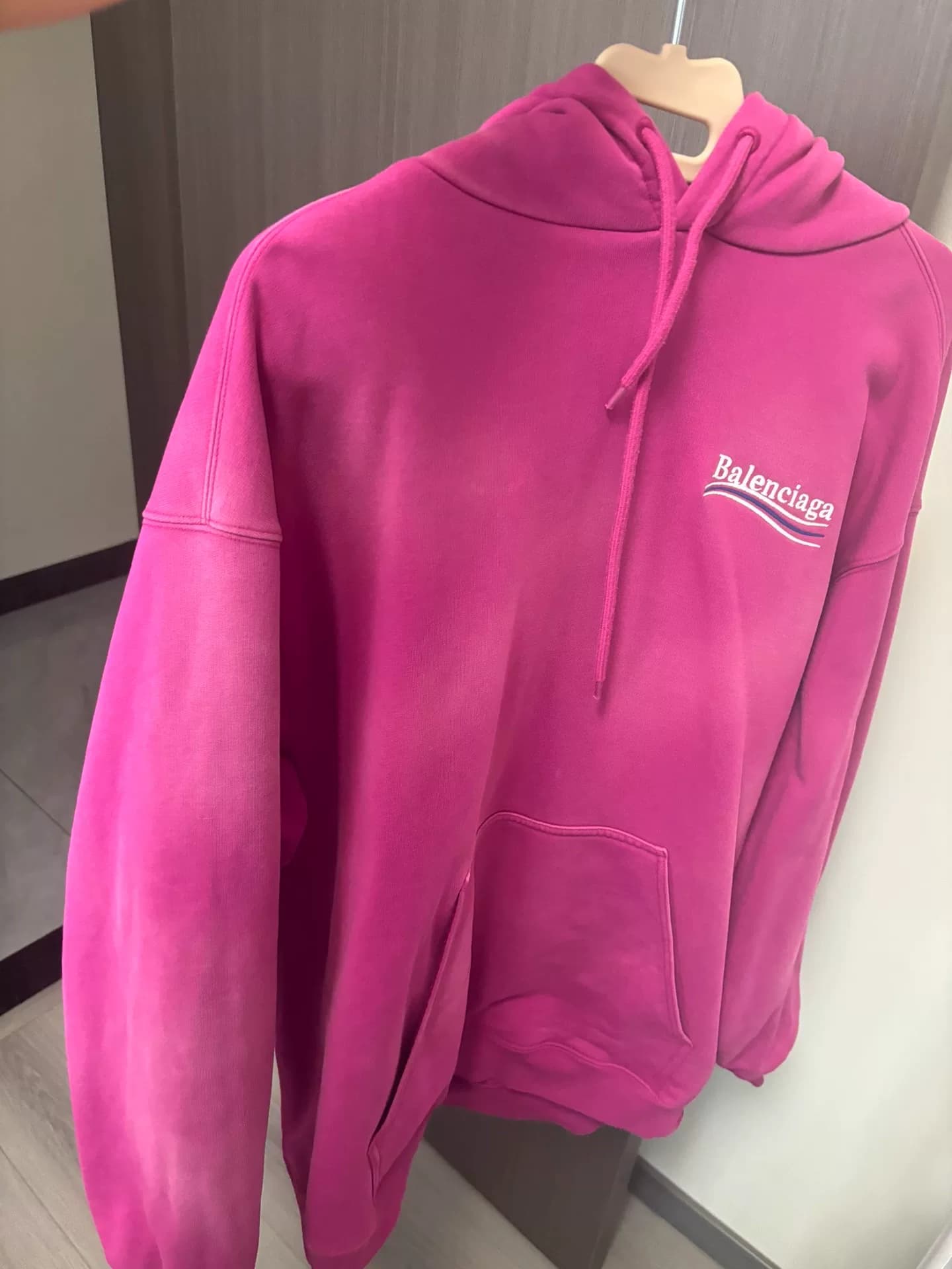 Свитер Balenciaga Cola Dragon Fruit размер S, одежда оригинально белого цвета, не выцветшая, позитивная