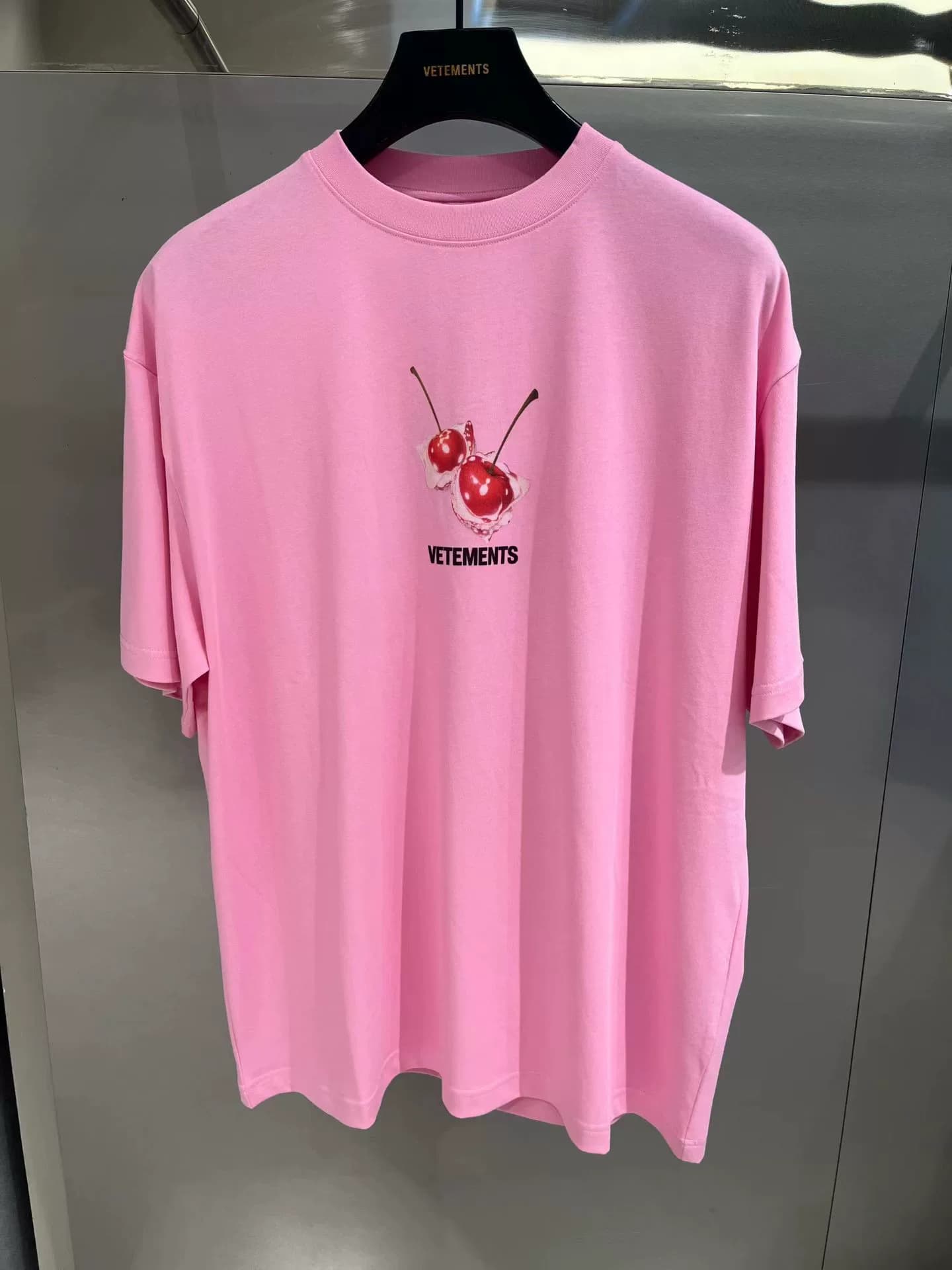 Милая футболка с короткими рукавами и принтом вишни от VETEMENTS