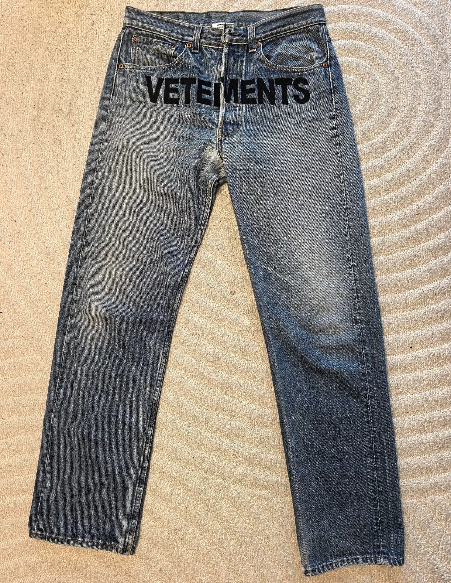 Классическое вышитое платье с завышенной талией cow xs от VETEMENTS 2018 года Я девушка, мой рост 165 см, а вес 118 кг. Оно в самый раз для ношения и…