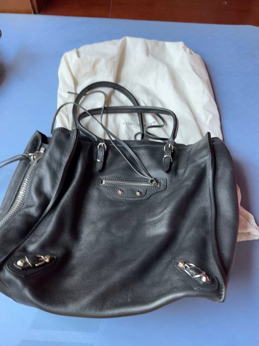 Черная мотоциклетная сумка BALENCIAGA из мягкой кожи среднего размера, почти новая.С зеркалом внутри