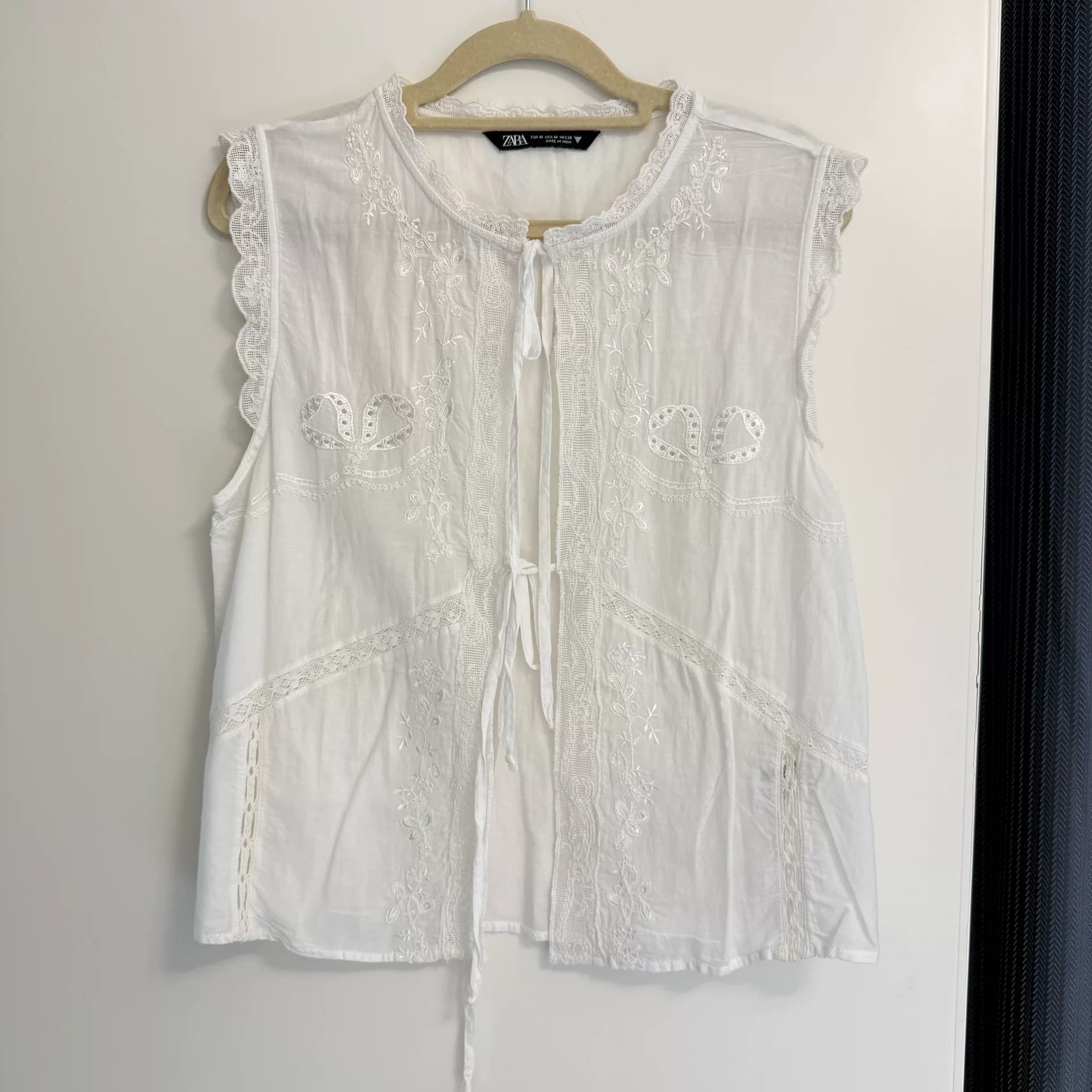 Белая блузка без рукавов с вышивкой бантом ZARA 0881070250
