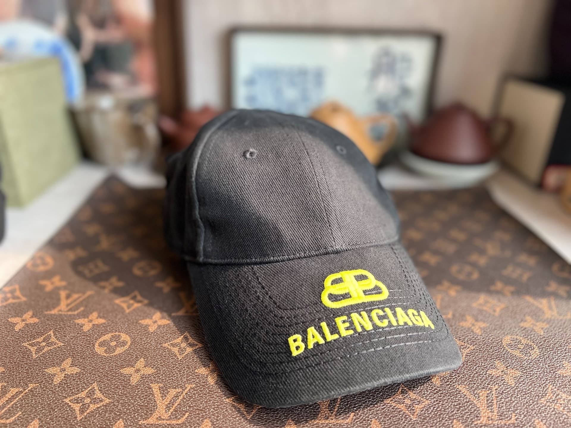 Кепка Balenciaga, черная в старом стиле, размер L 58 см, желтый логотип, натуральная кожа,