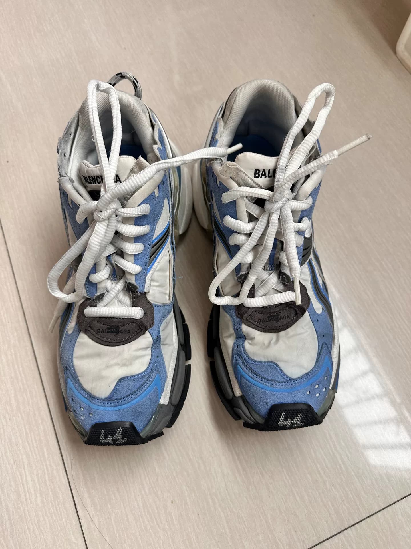 Беговая дорожка Balenciaga в бело-голубой гамме, 41