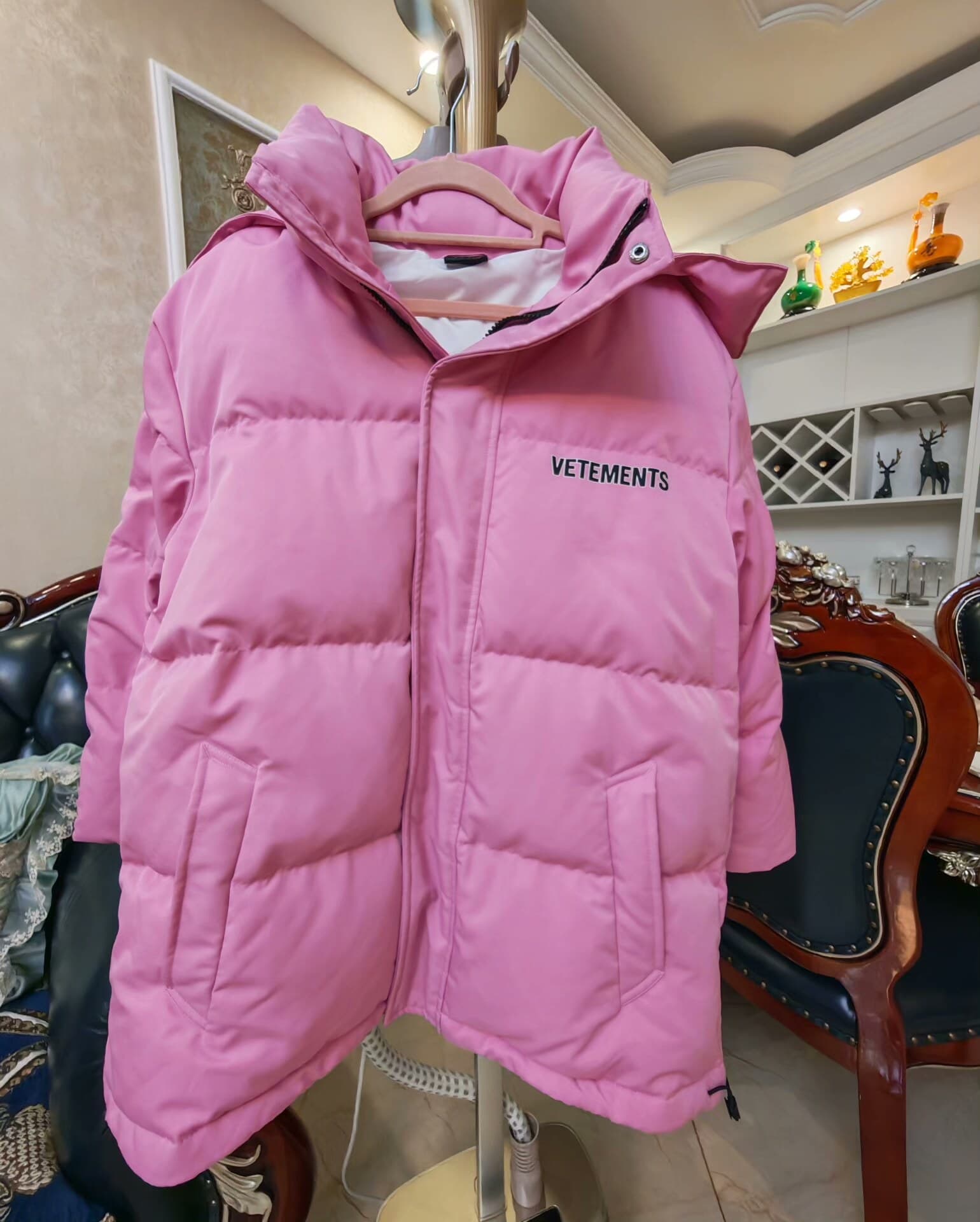 розовый пуховик vetements XS, новинка на 9,9%, можно сказать, что только