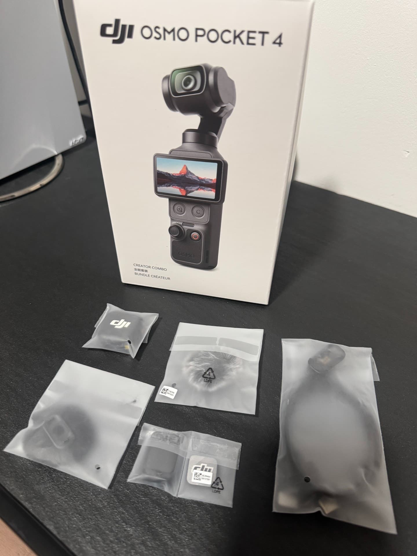 Купил универсальный набор Pocket 4 в магазине DJI IFC в Гуанчжоу.
