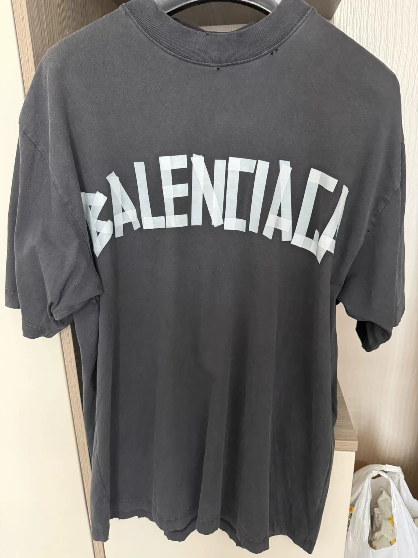 Ленту Balenciaga можно носить один раз, стирать один раз