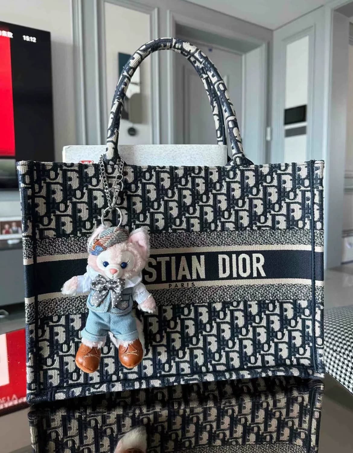В резервную цену входит бесплатная доставка темно-синей сумки Dior для пресбиопии