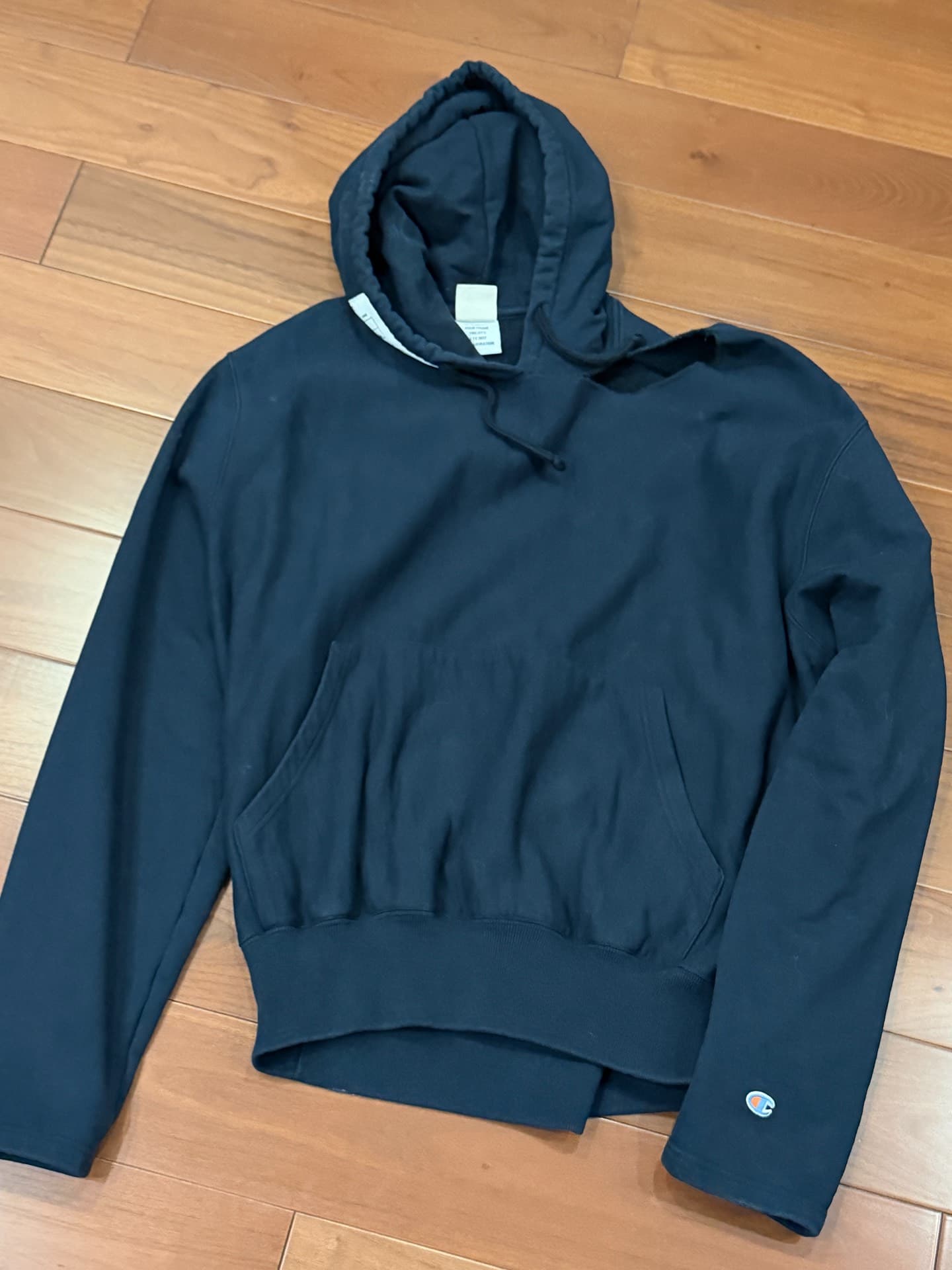 свитер с капюшоном на одно плечо от vetements x champion collaboration