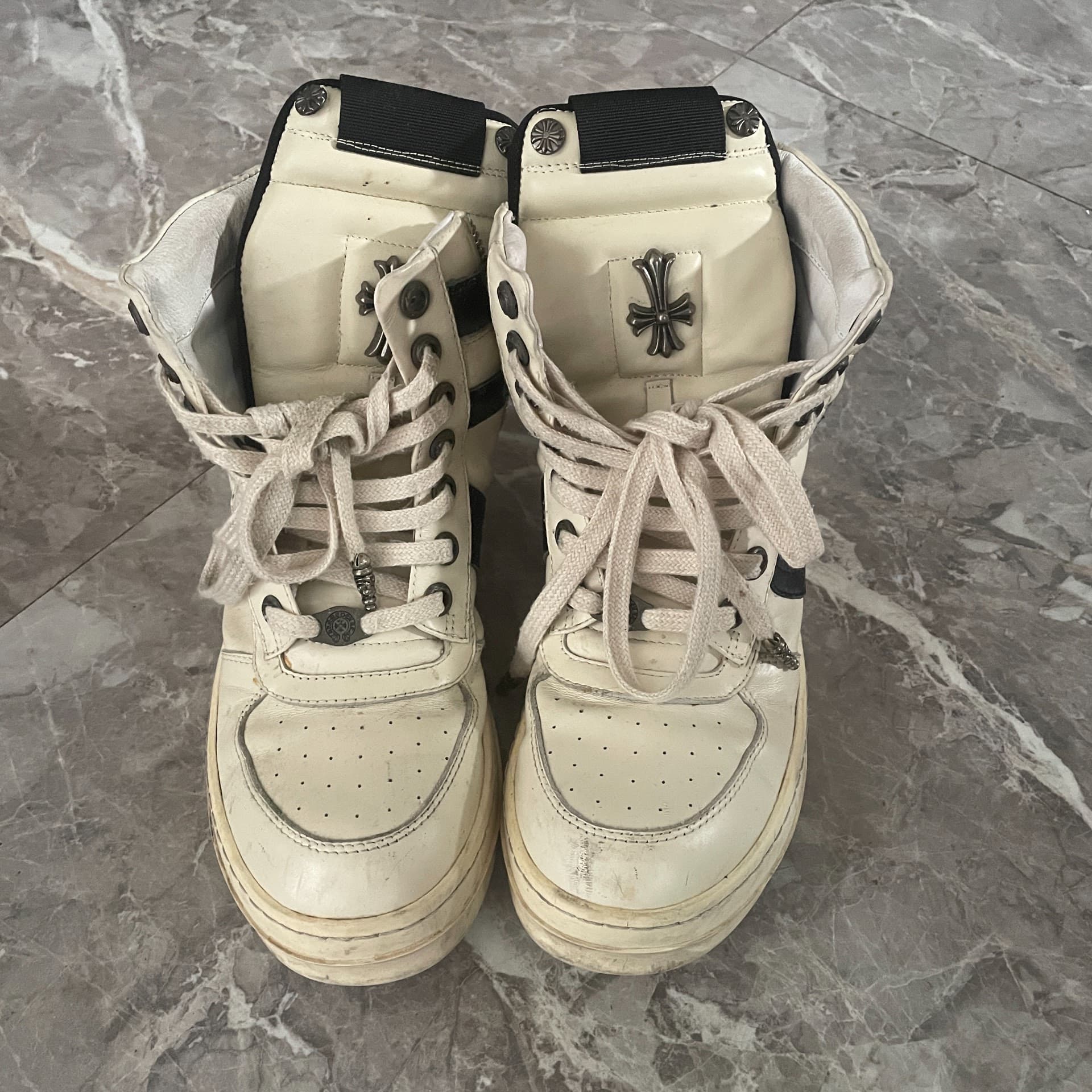 Модели Croxin от Rick Owens, выполненные по индивидуальному заказу, украшены классическим логотипом Croxin, который делает их более уникальными и при…