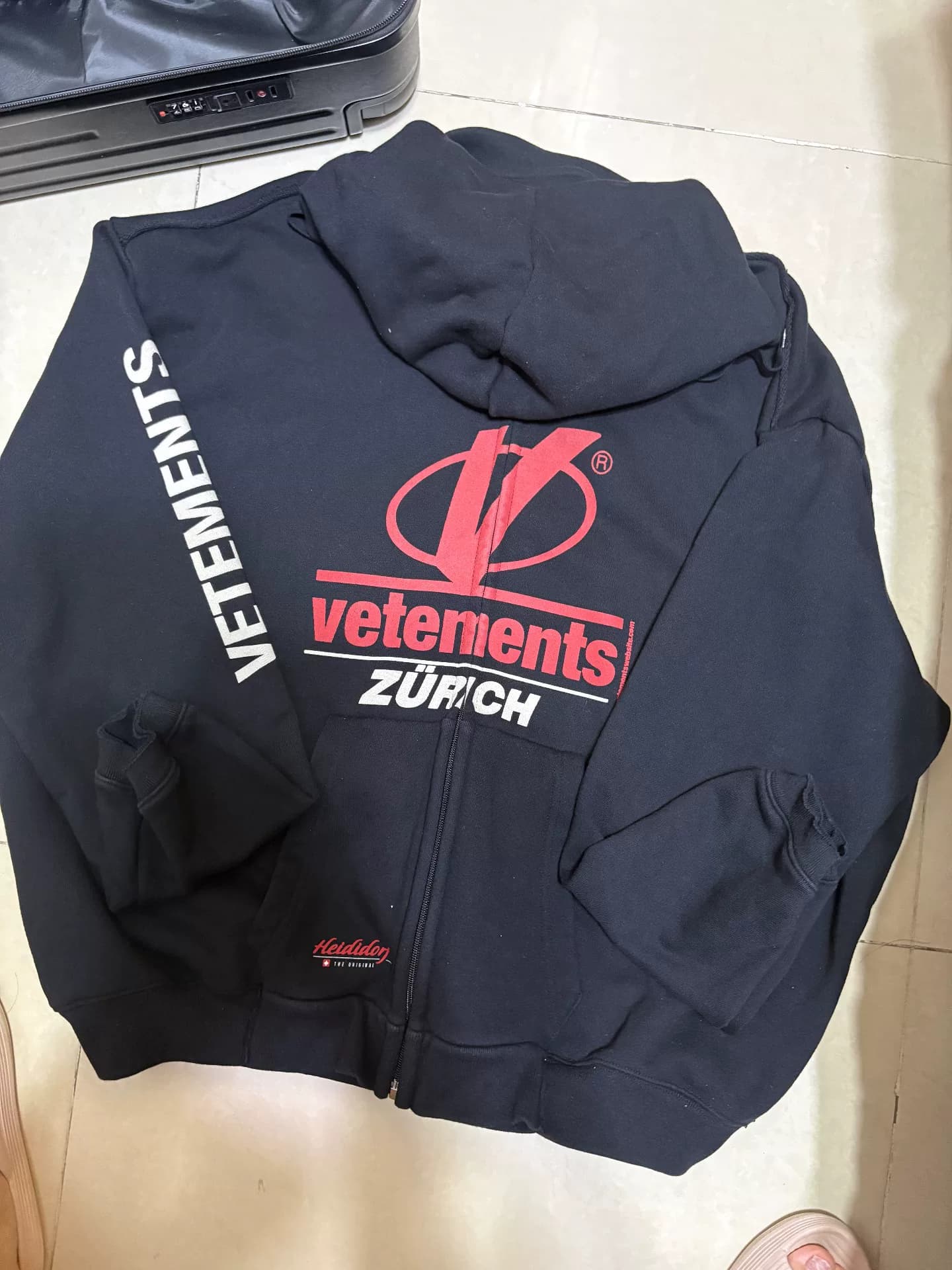 Толстовка Vetements SS18 Zurich Zurich с капюшоном на молнии