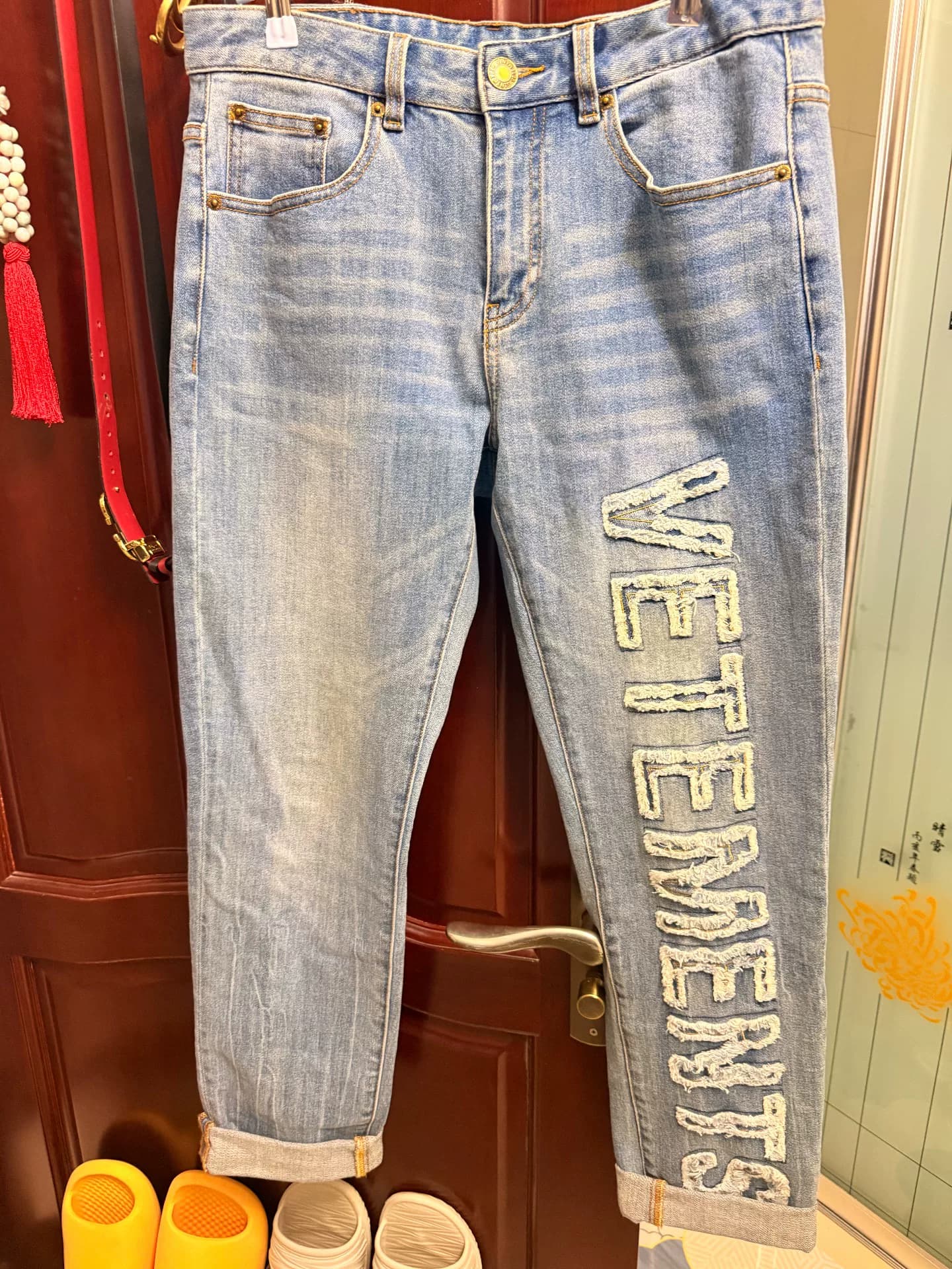 Бесплатная доставка женские джинсовые брюки VETEMENTS со средней талией
