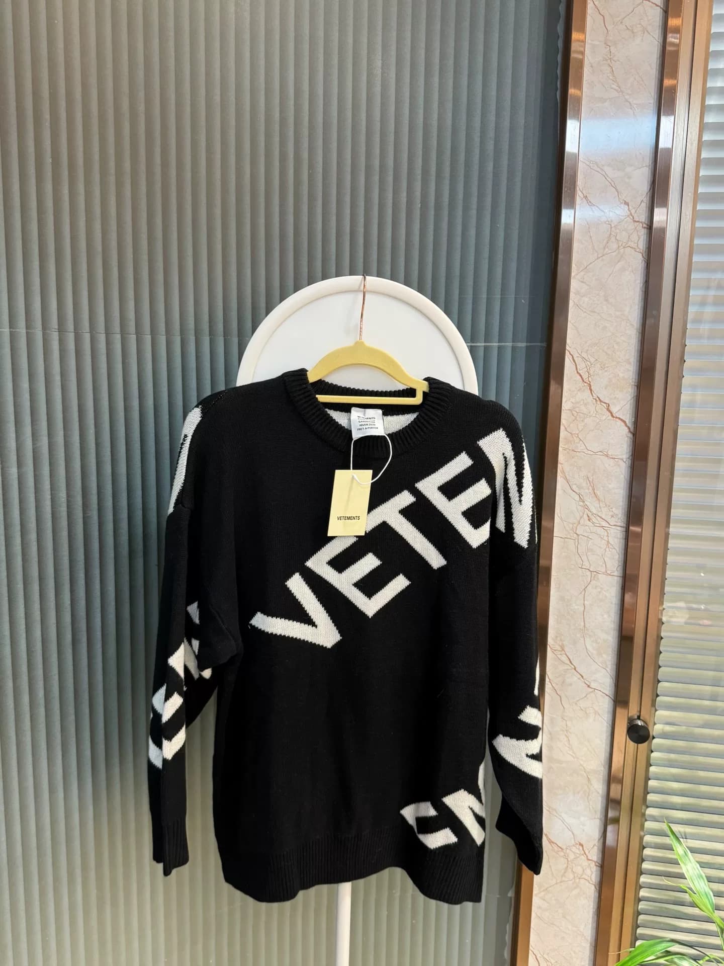 Милый черный свитер с большими буквами Vetements, размер S