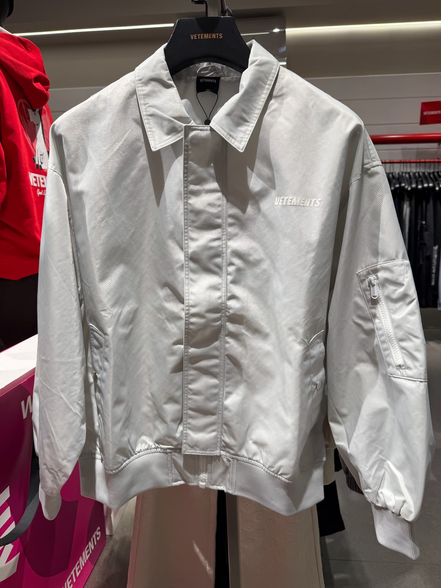 Симпатичный белый пиджак от VETEMENTS Witt, подлинник на прилавке, совершенно новый, с биркой.свободный