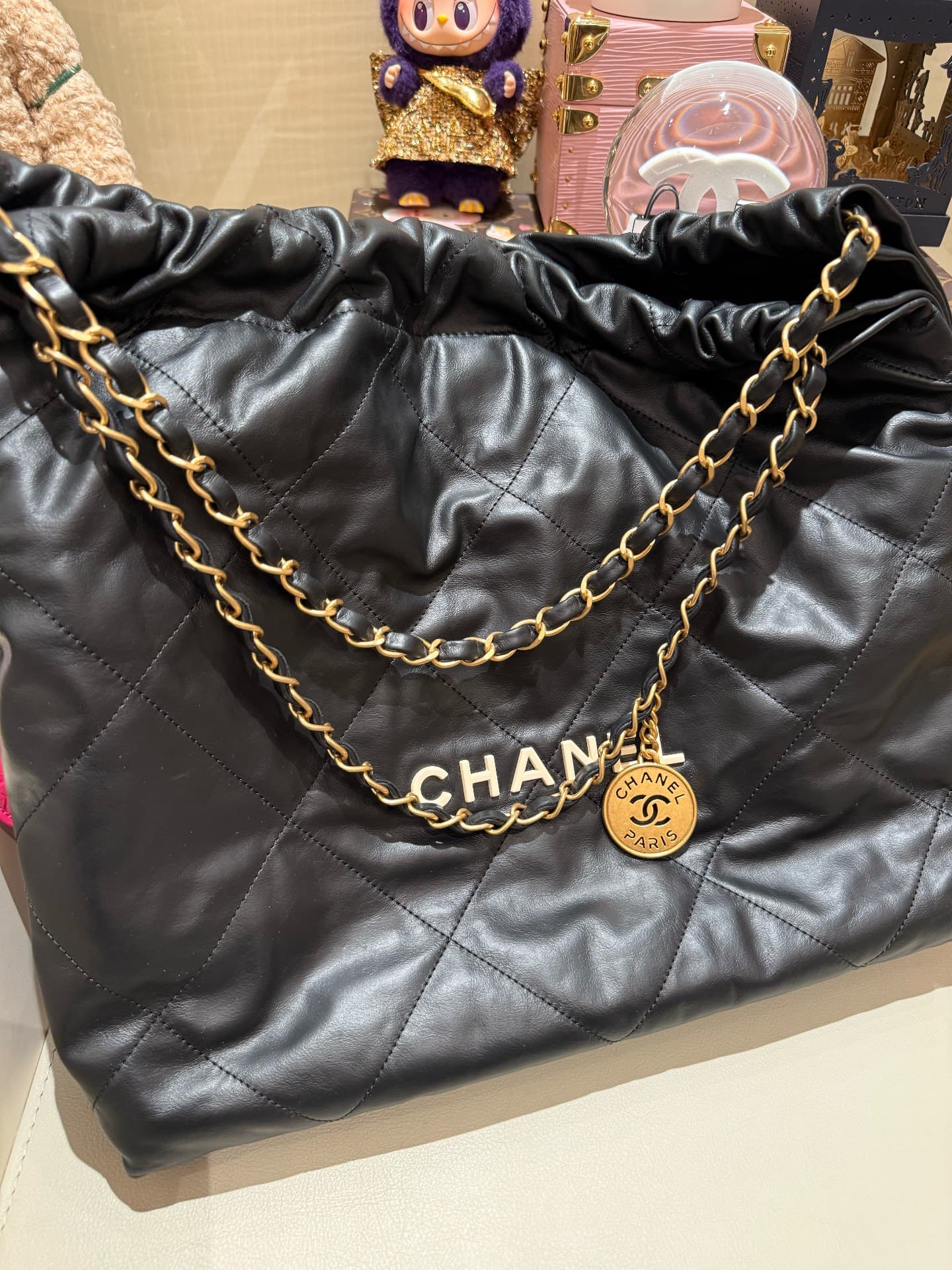 Сумка-мешок для мусора Chanel 22bag черная, модель с мелкими белыми вкраплениями, почти новая, ни разу не носила, слегка помята, куплена на кассе, ес…