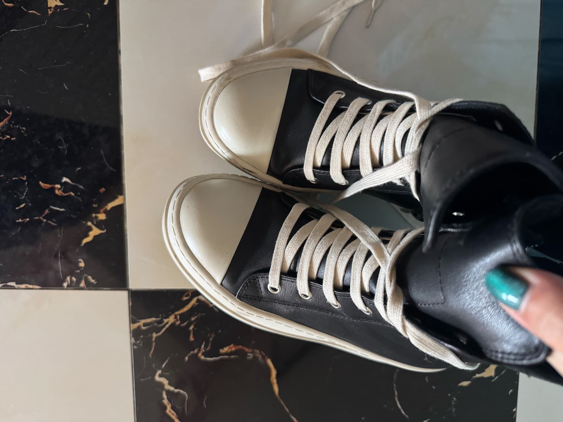 Кожаные туфли с высоким берцем от Rick Owens, черно-белая цветовая гамма, воловья кожа, толстая подошва, небольшой отрезок подошвы