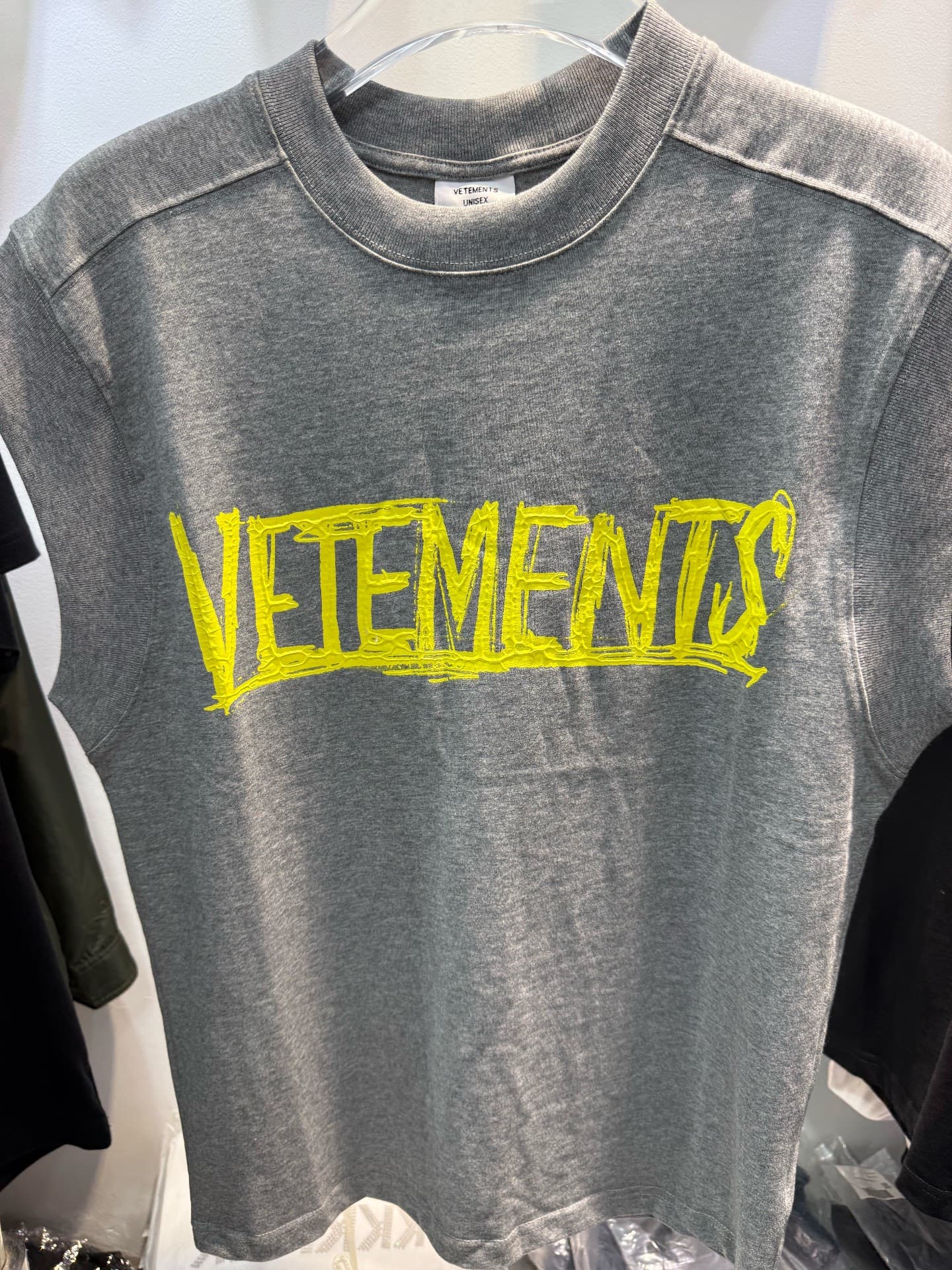 Совершенно новая серая футболка VETEMENTS, большой желтый логотип на груди, маленькая буква L на спине.