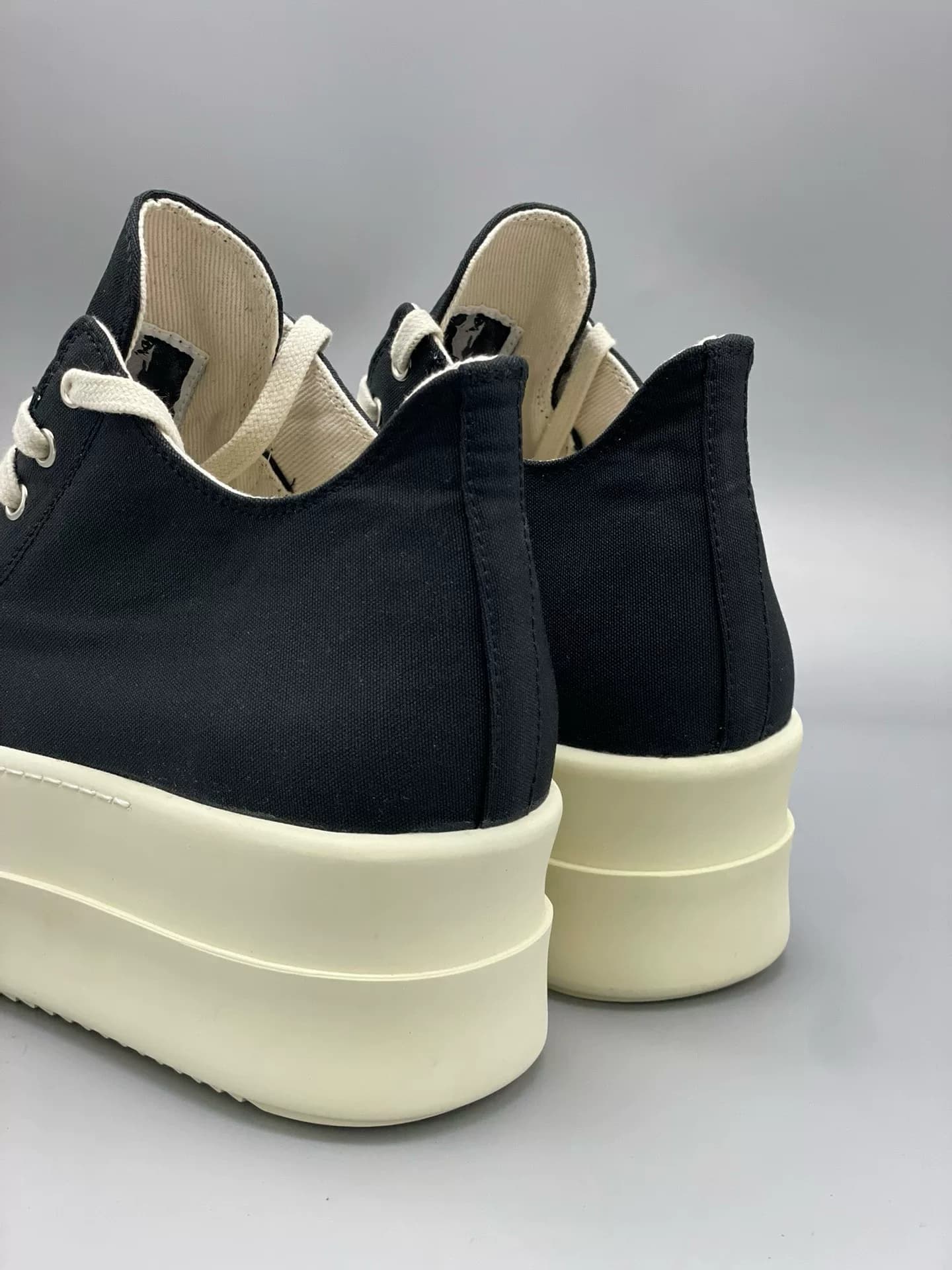 Мужские и женские модели с низким вырезом на толстой подошве из сатина Rick Owens RO, выполненные из атласа и воловьей кожи.Этот - атласный. Как пока…