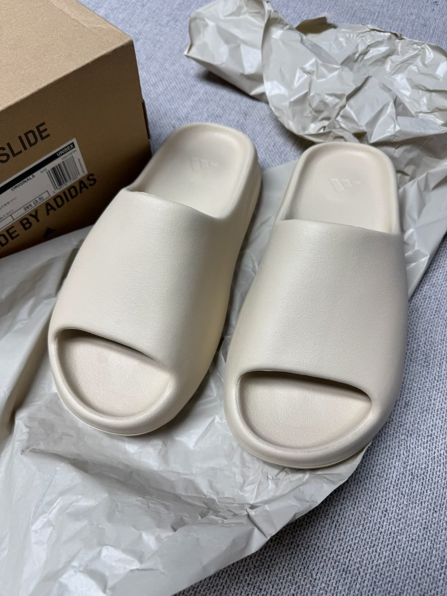 Adidas кокосовые тапочки adidas bone white yeezy slide