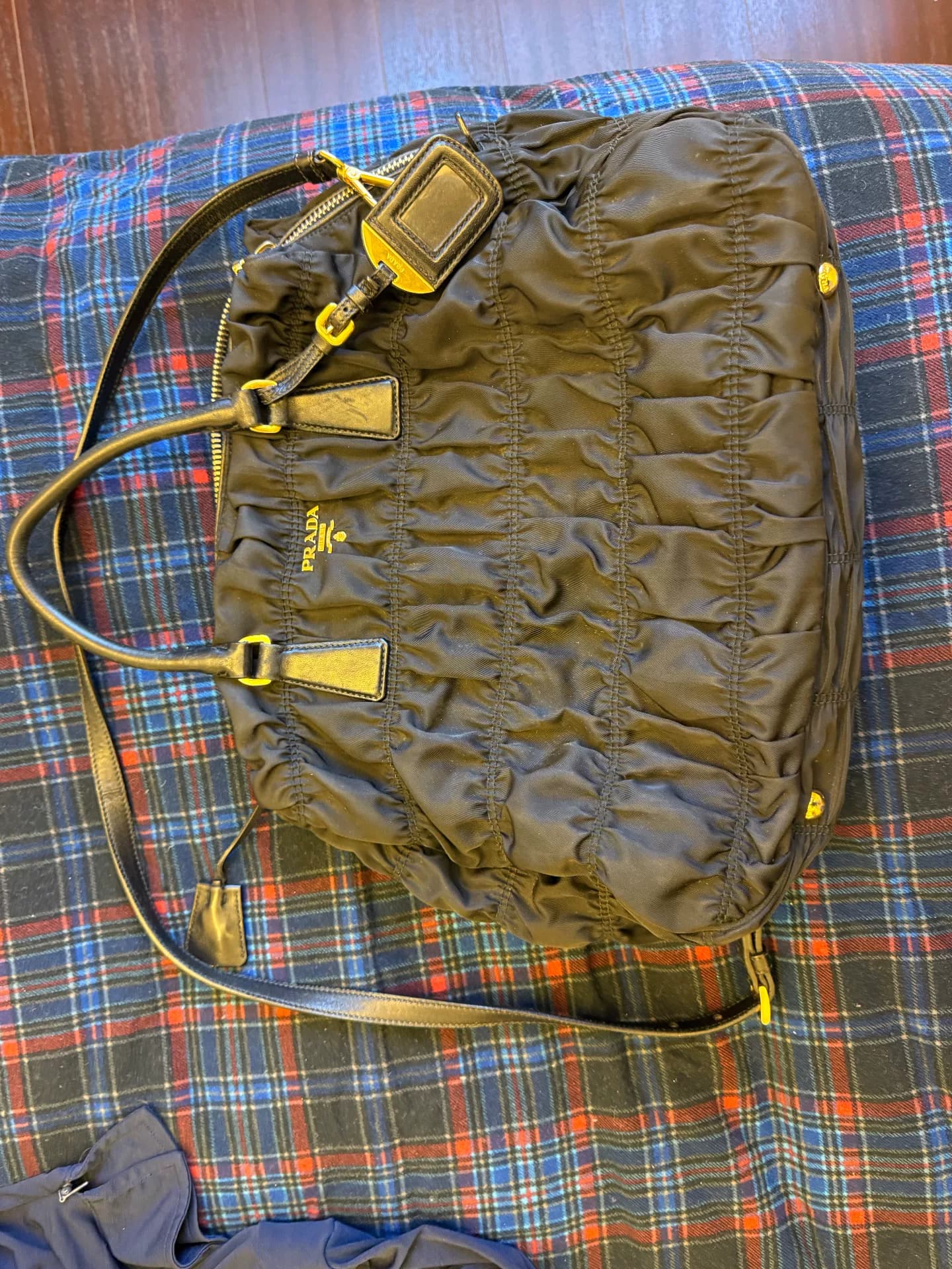 Сумочка из парашютной ткани в складку Prada black gold, классический стиль, нейлоновый материал, гладкая застежка-молния с фурнитурой