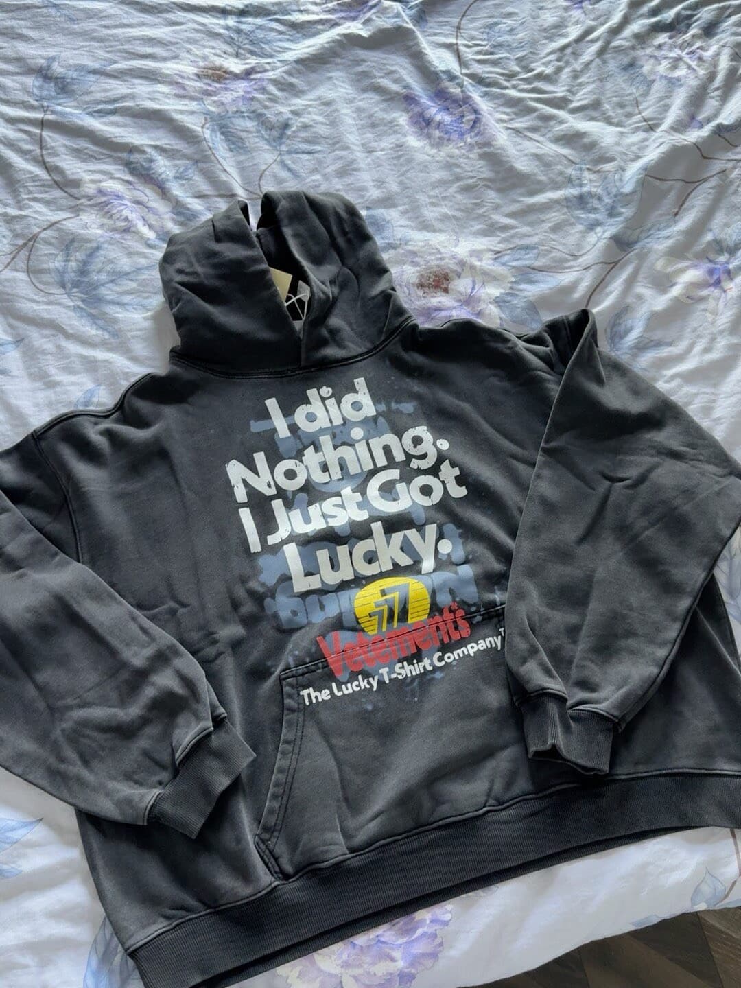 Свитер с капюшоном Vetements 23FW lucky slogan - это свитер с капюшоном, который можно долго стирать.