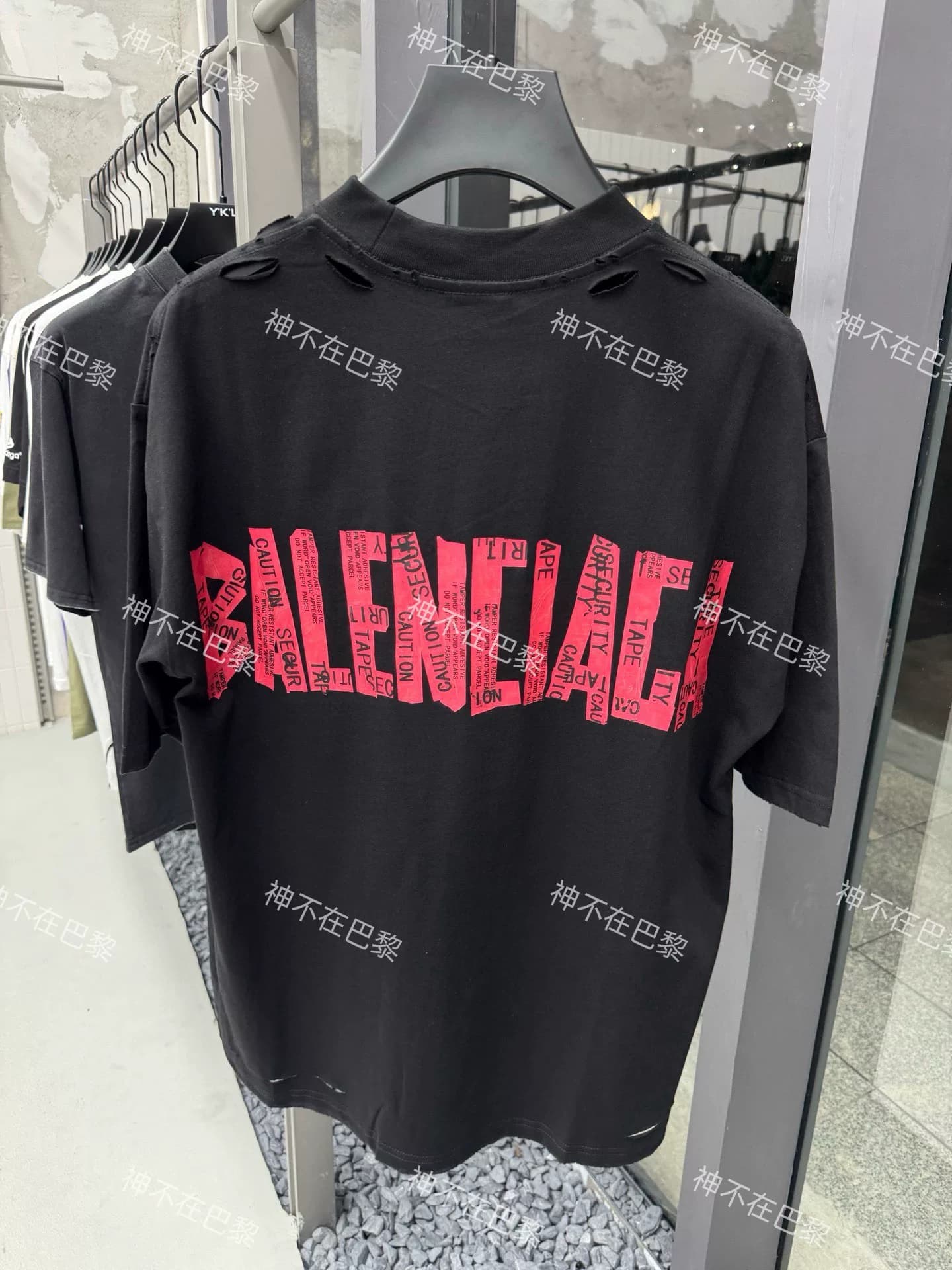 Новая футболка Balenciaga с короткими рукавами и разрезами на липкой ленте, выполненная в высоком разрешении от Balenciaga