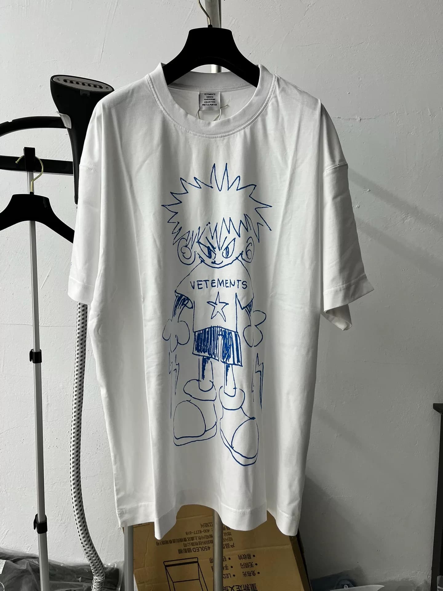 Топовая версия футболки с короткими рукавами real shot, VETEMENTS Lightning boy для мужчин и женщин, выполненная в едином стиле.
