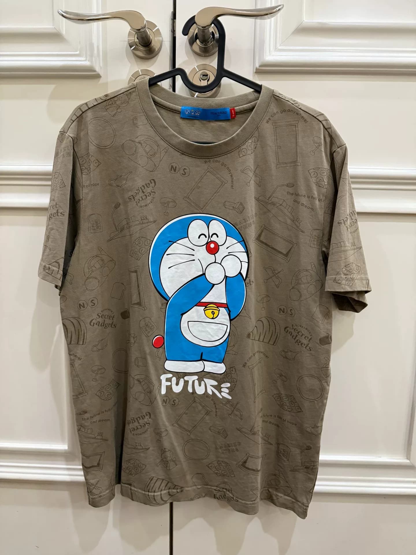 Футболка с короткими рукавами от кобренда Peacebird Doraemon|коричневая|размер 165/S