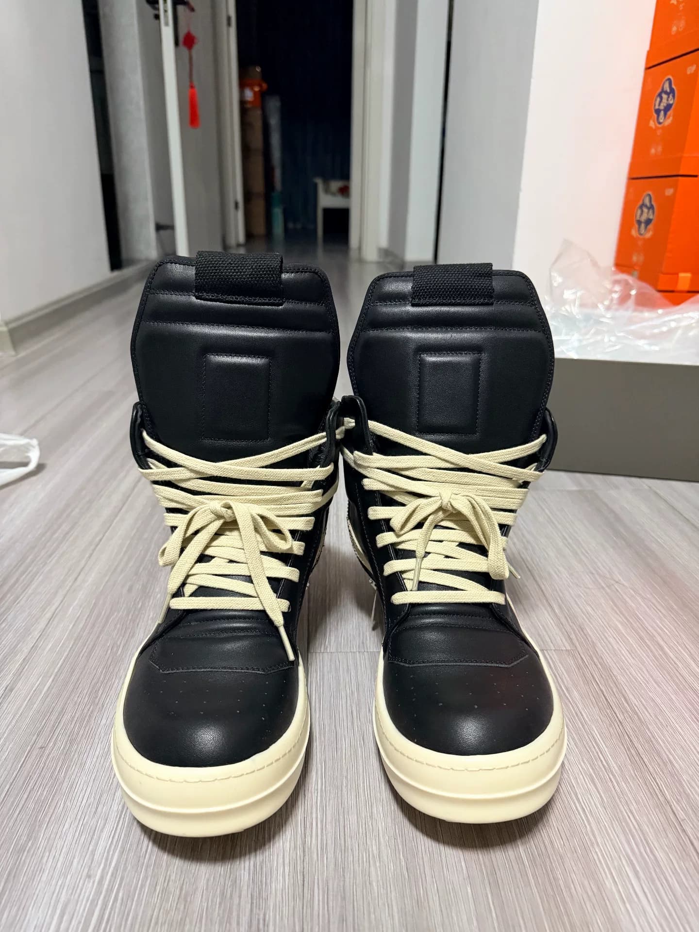 Высокие туфли с перевернутым треугольником от Rick Owens, куплены более чем за 600 долларов, черно-белые в тон, 43