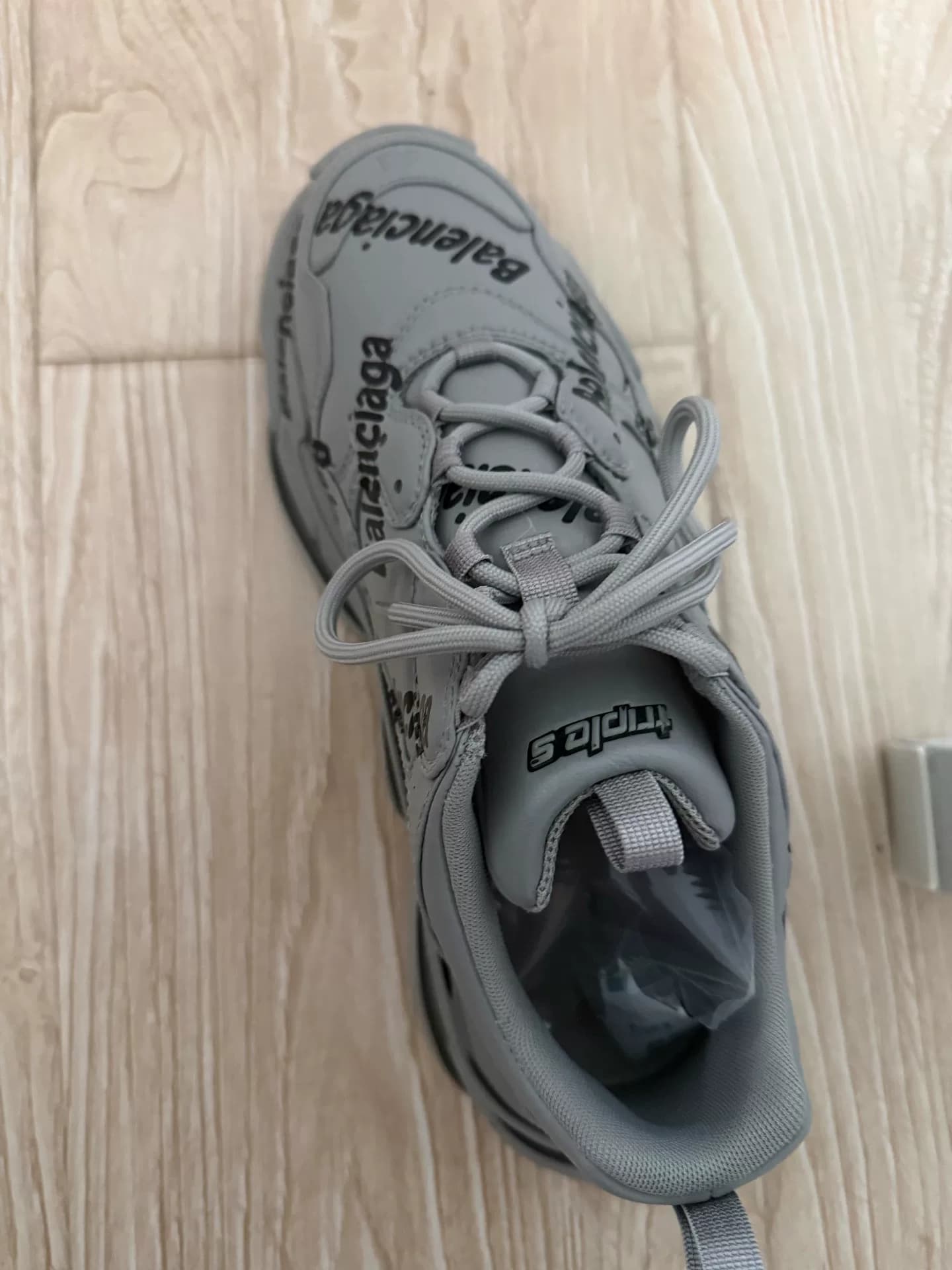 Подлинную мужскую обувь Balenciaga 44-го размера можно приобрести в магазине inspection treasure.