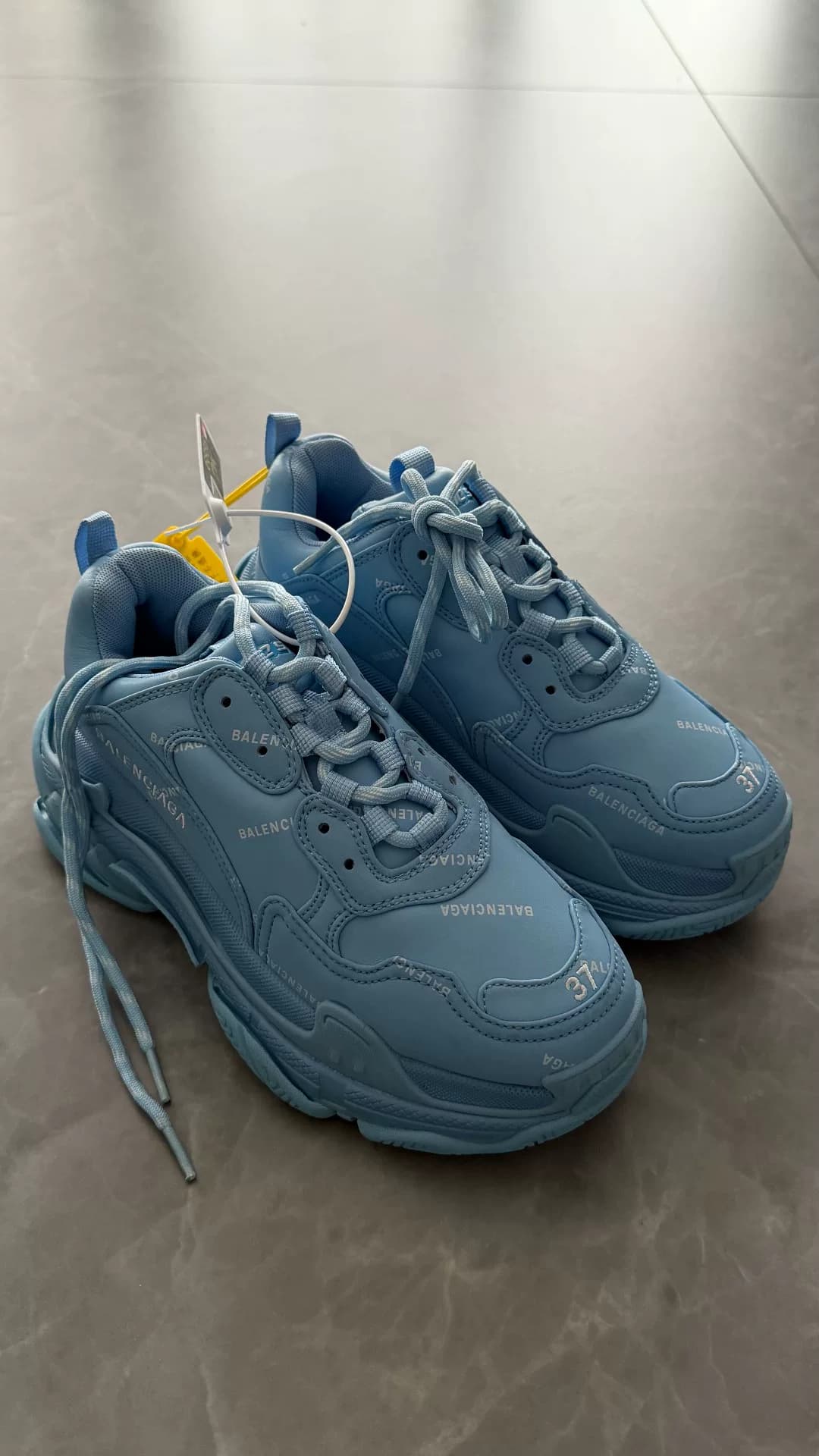 Тройки Balenciaga, купленные агентством по закупкам