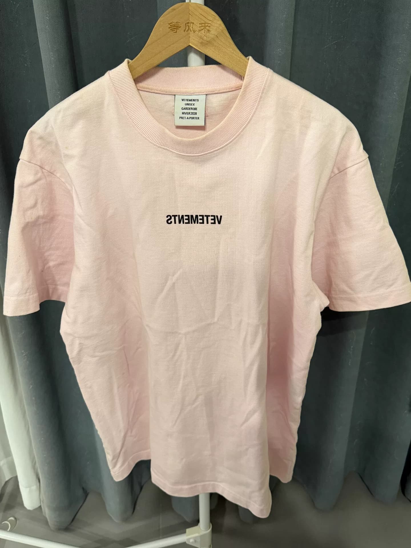Классический розовый логотип Vetements label с коротким рукавом, Размер XS