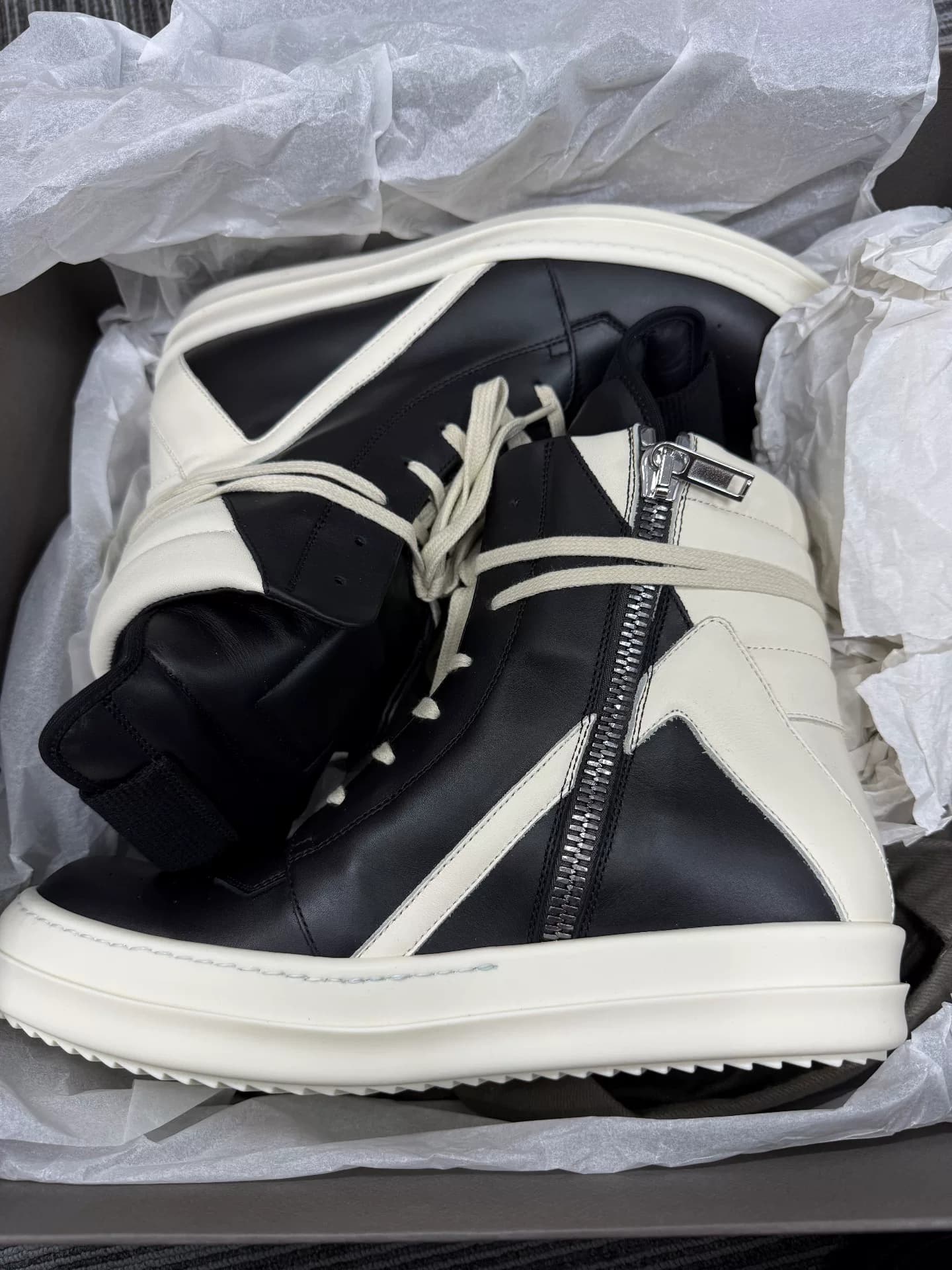 Точечная вторая поставка】 Совершенно новая натуральная телячья кожа Rick owens из черно-белого перевернутого треугольника extreme