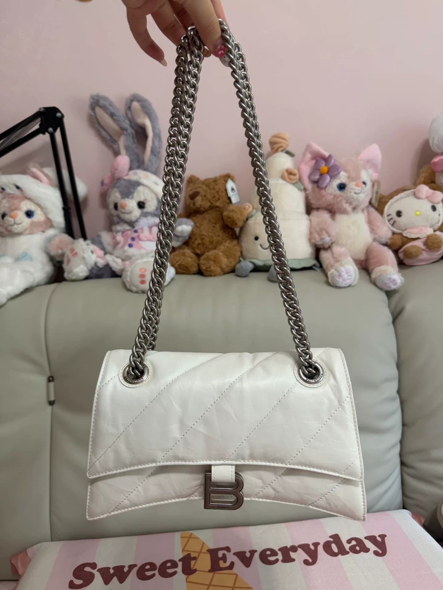 Белая сумка Balenciaga в форме песочных часов, куплена за 1000 юаней, никогда не использовалась, возврату не подлежит, обмену не подлежит.