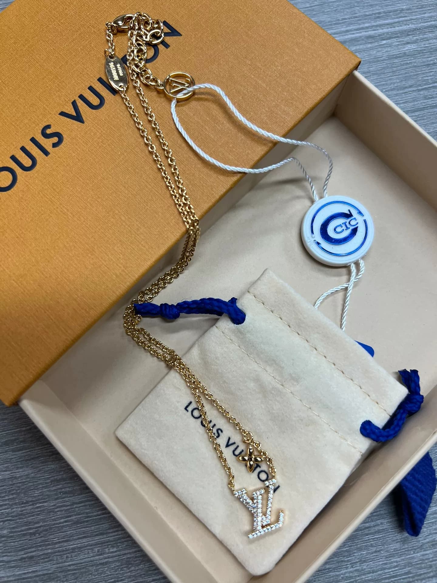 Колье с логотипом LOUIS VUITTON, украшенное бриллиантами, для мужчин и женщин