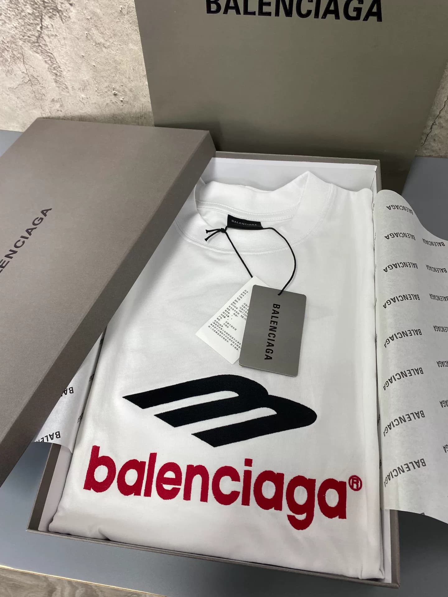 Самая популярная футболка Balenciaga с короткими рукавами, вышитая буквами Balenciaga 3m, во всей сети