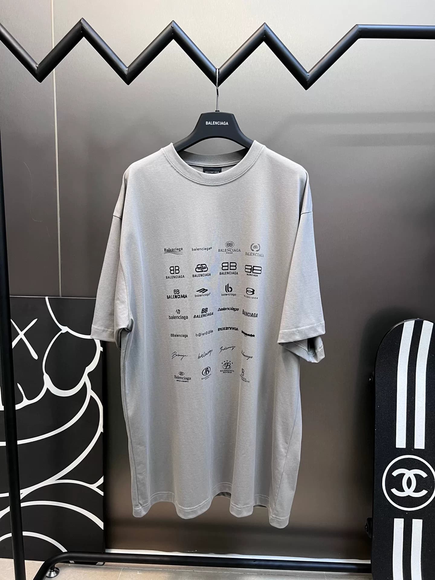 потолок!Короткий рукав с мультифонтовым логотипом Balenciaga от Balenciaga
