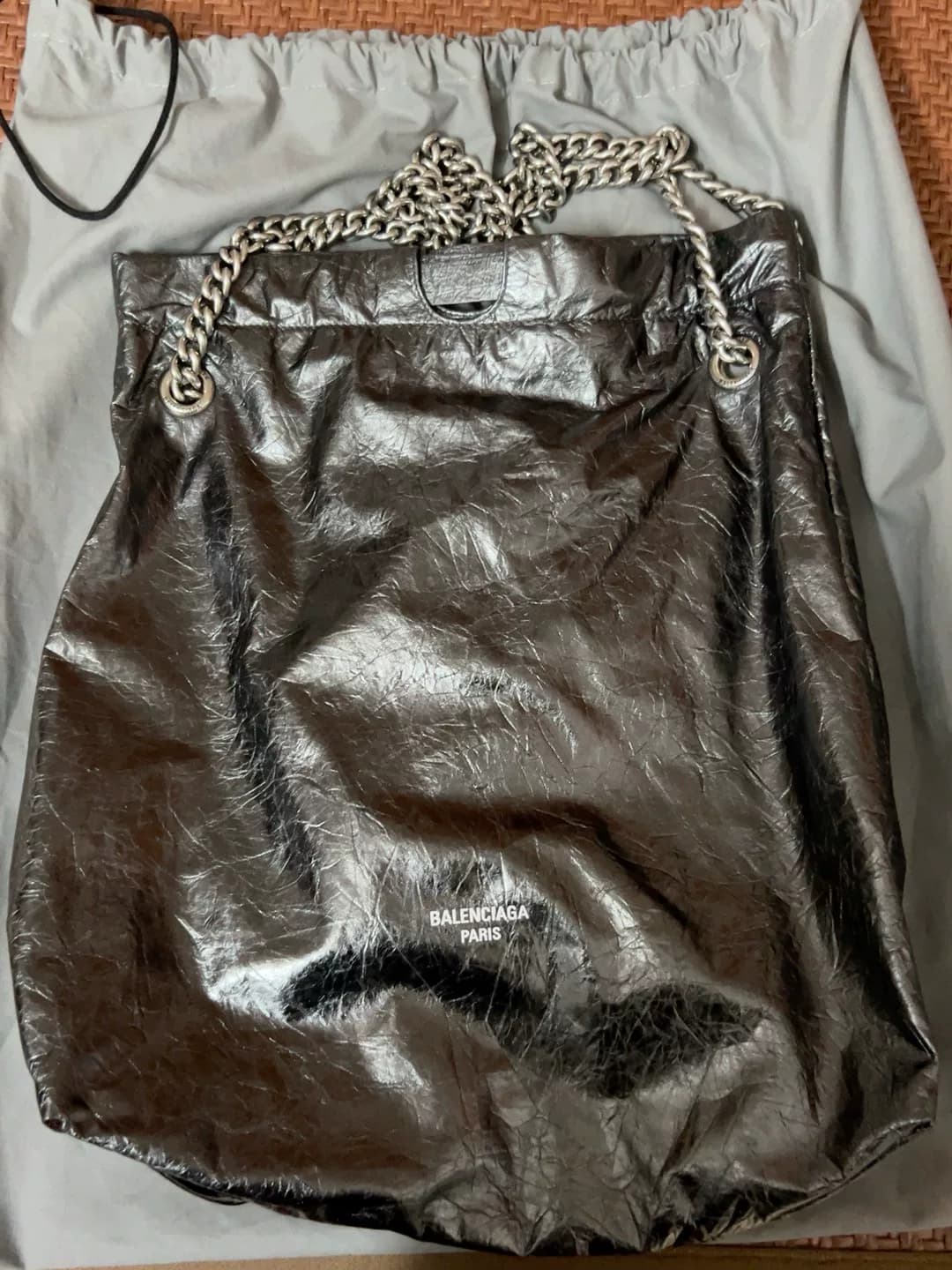 Мешок для мусора Balenciaga серебристо-серый с серебряной цепочкой, слегка использовался 2 раза