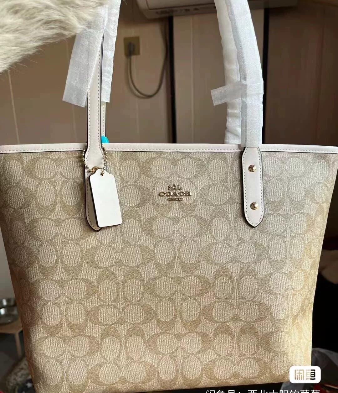 Сумка coach, купленная на кассе, простаивала без дела и была куплена в то время с полной скидкой. Я не очень люблю ее покупать.