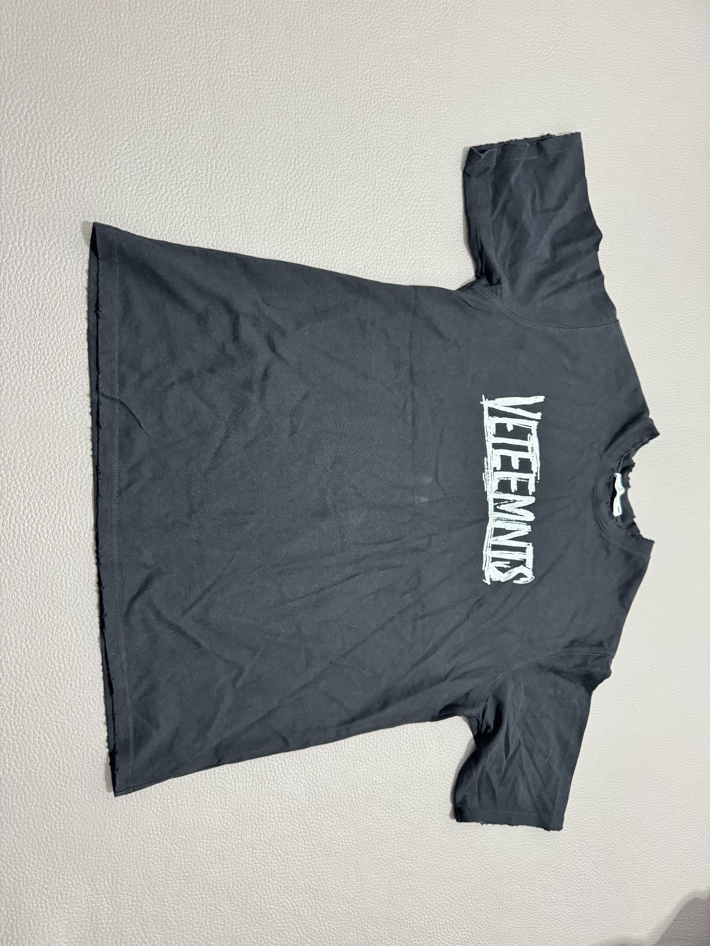 Футболка VETEMENTS черного цвета с коротким рукавом, классические граффити-буквы N