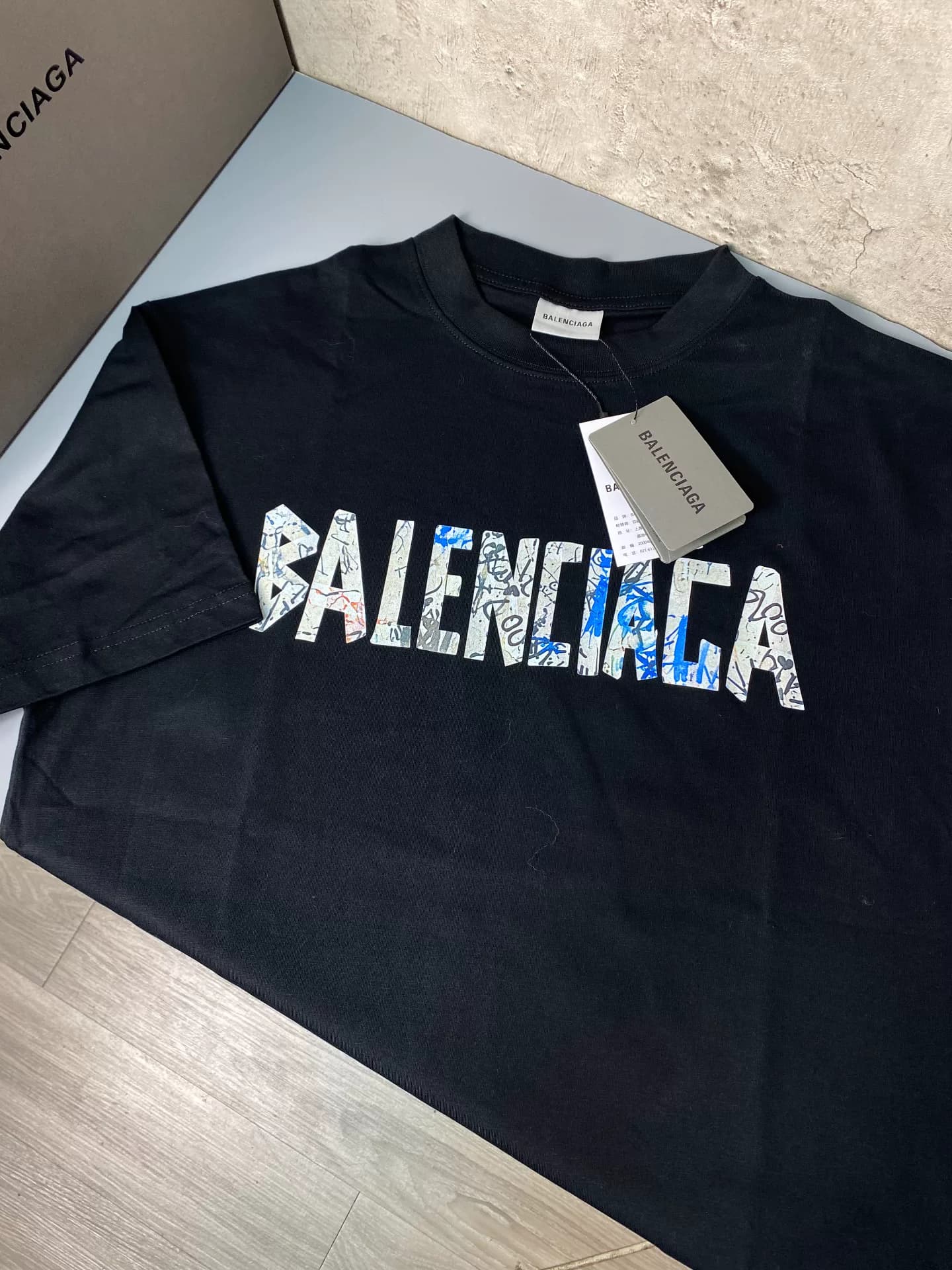 Самая популярная во всей сети Balenciaga маскирующая печать граффити Balenciaga 26FW