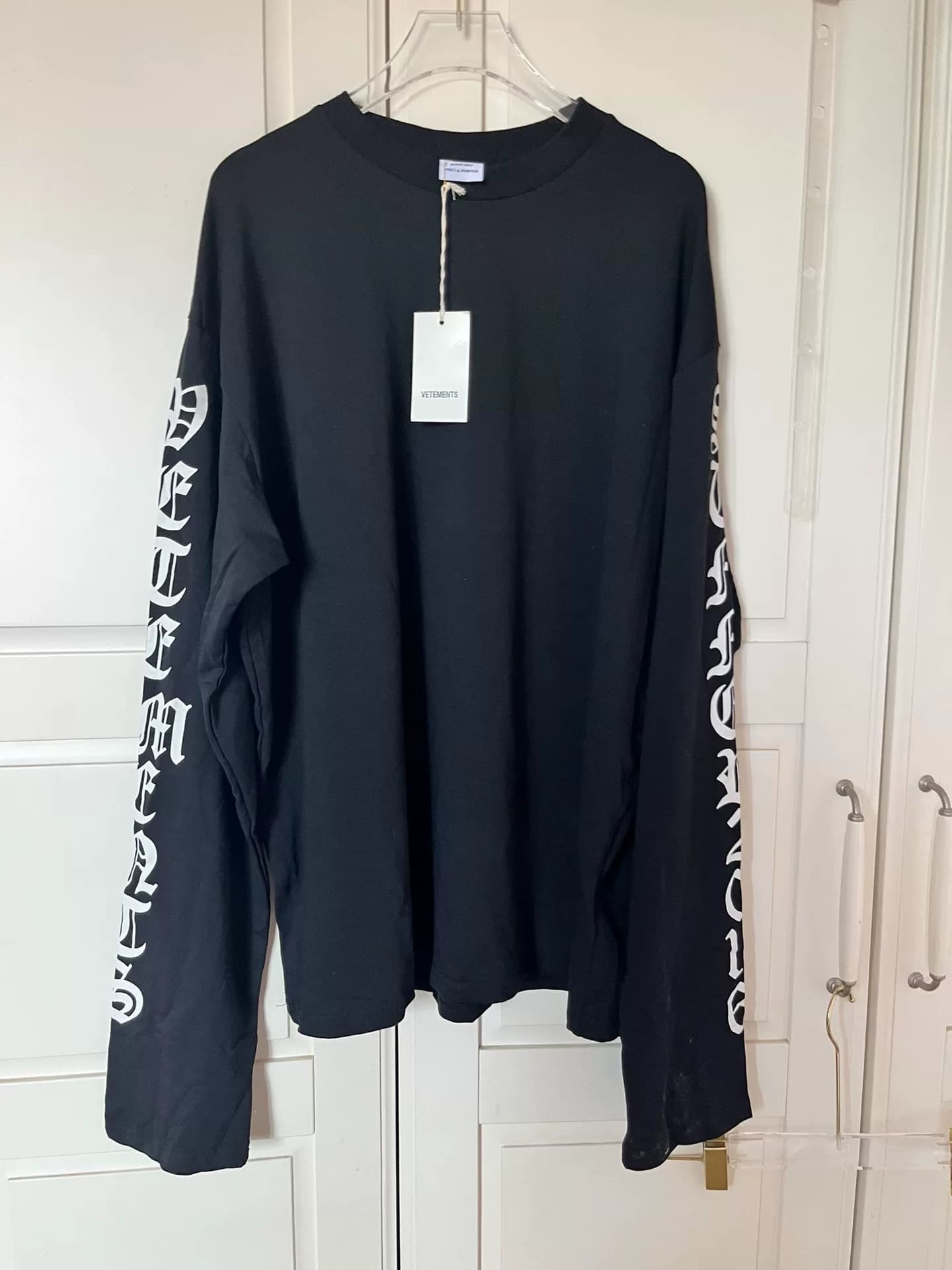 Совершенно новая нераспечатанная оригинальная футболка VETEMENTS Sanskrit с длинными рукавами и биркой