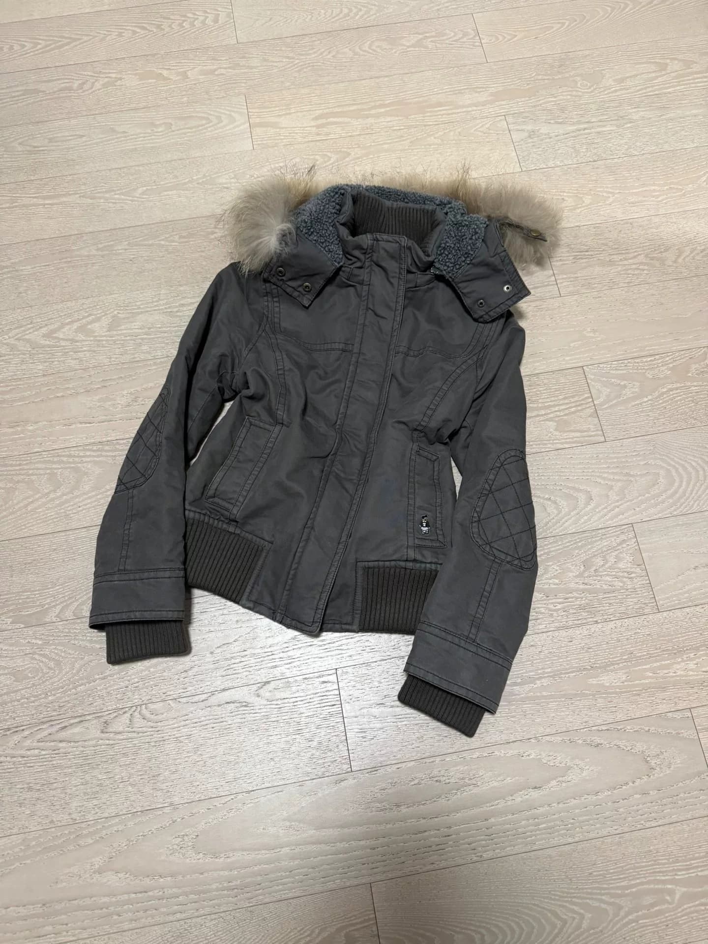 Винный знак в стиле Stain club Abercrombie &Fitch