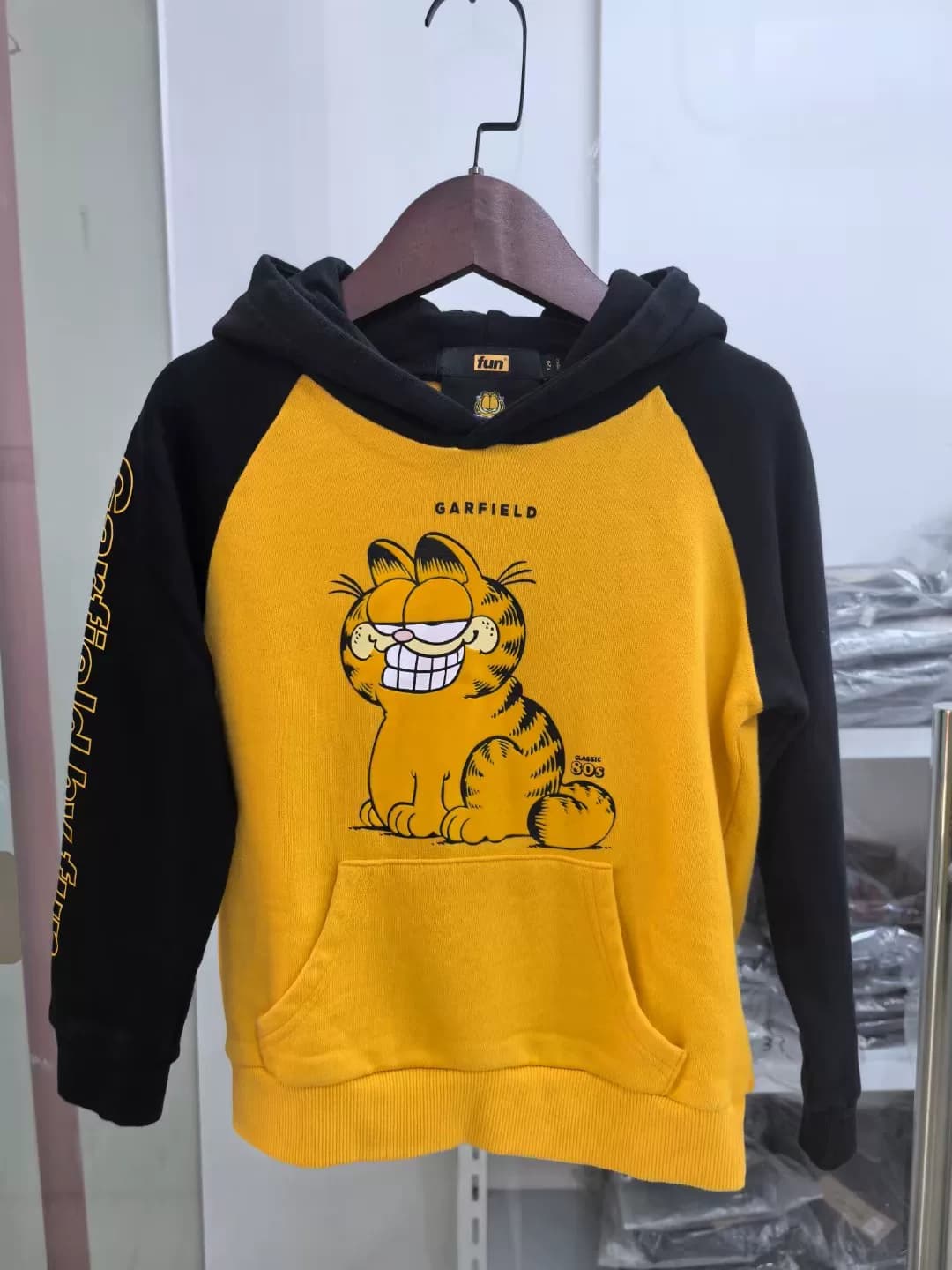 Совершенно новый детский свитер Garfield без бирки, длиной всего 120 метров, был выстиран на фабрике и ни разу не надевался.,