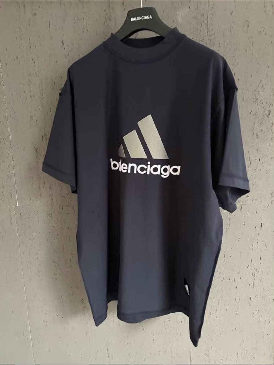 Кобрендовая футболка с вышивкой Balenciaga Adi от Balenciaga с короткими рукавами.