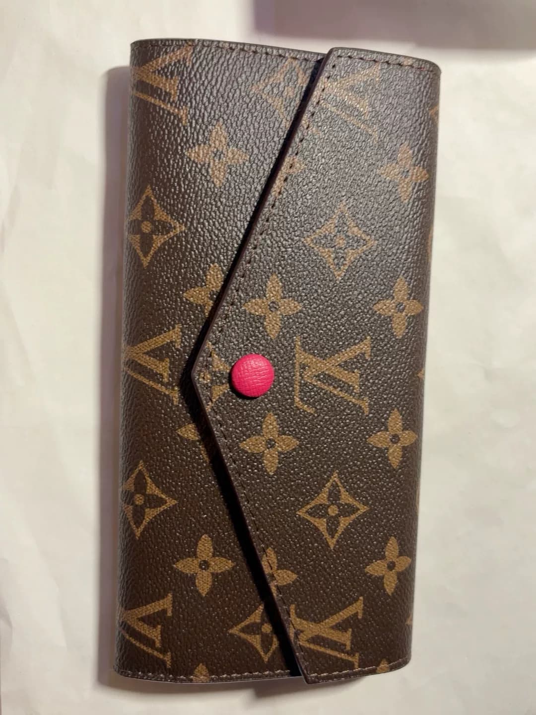 Кошелек LV Lao Hua Doudou, классический стиль, красная внутренняя часть, хорошо сохранившаяся, гладкая застежка-молния, чистый внутри, большая вмести…